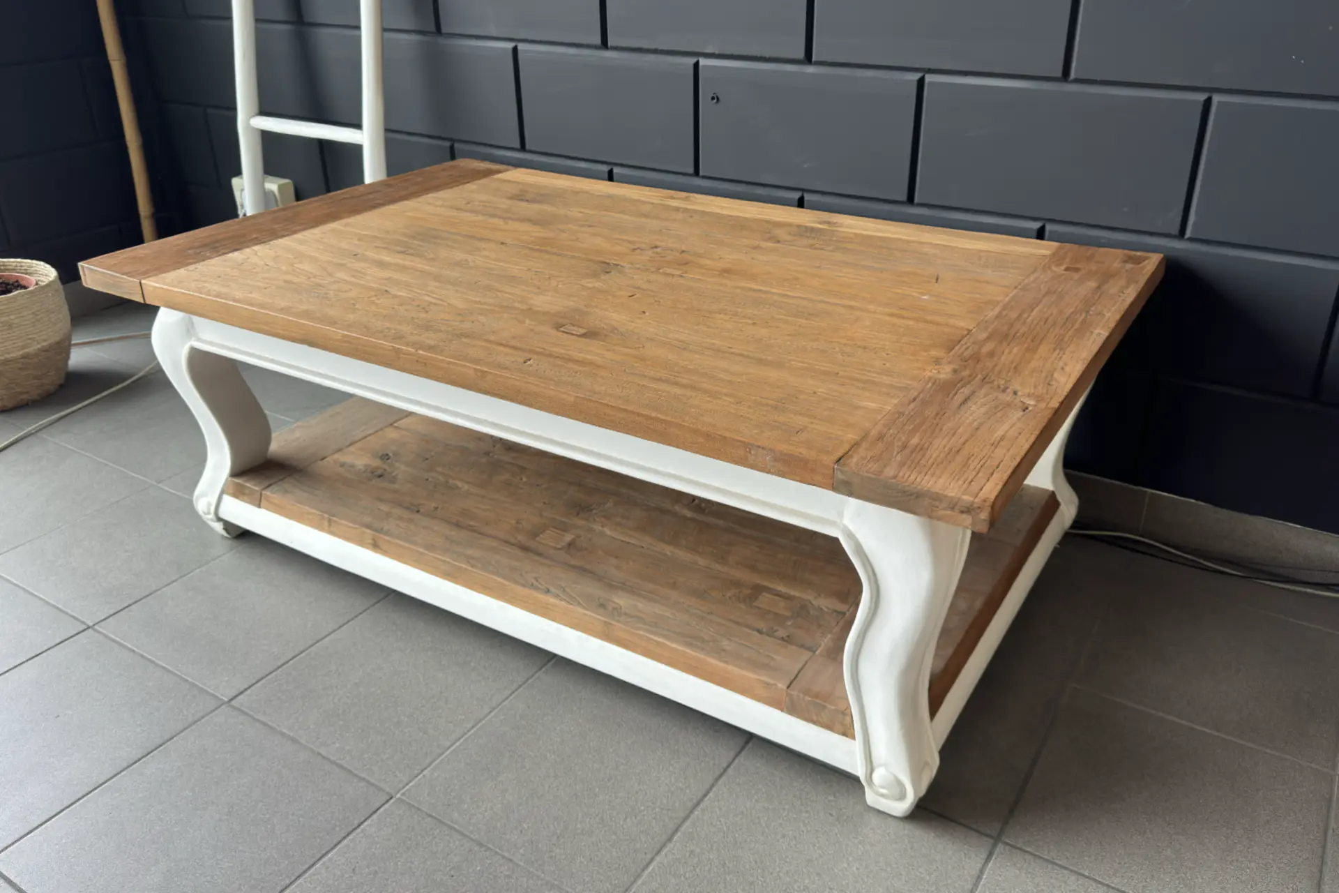 Anggun S130L GW Teak | elegante, klassieke salontafel wit Elegante, klassieke salontafel wit met teak. Brocante poten en kopregel, salontafel landelijk interieur - TEAK2.