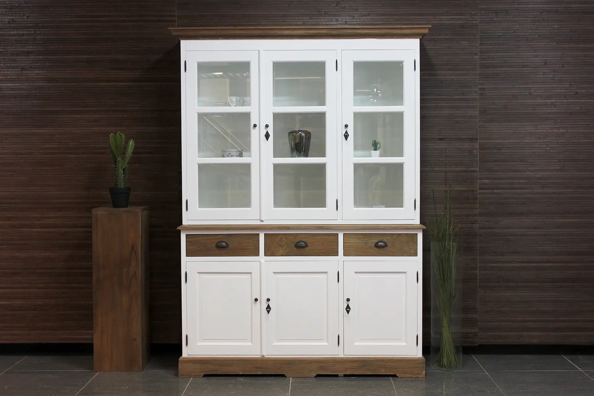 Asli 110-300L SW Teak | landelijke witte buffetkast met teak Landelijke witte buffetkast met teak, facet geslepen glas en draaideuren. Landelijke witte buffetkasten met teakhout - TEAK2.