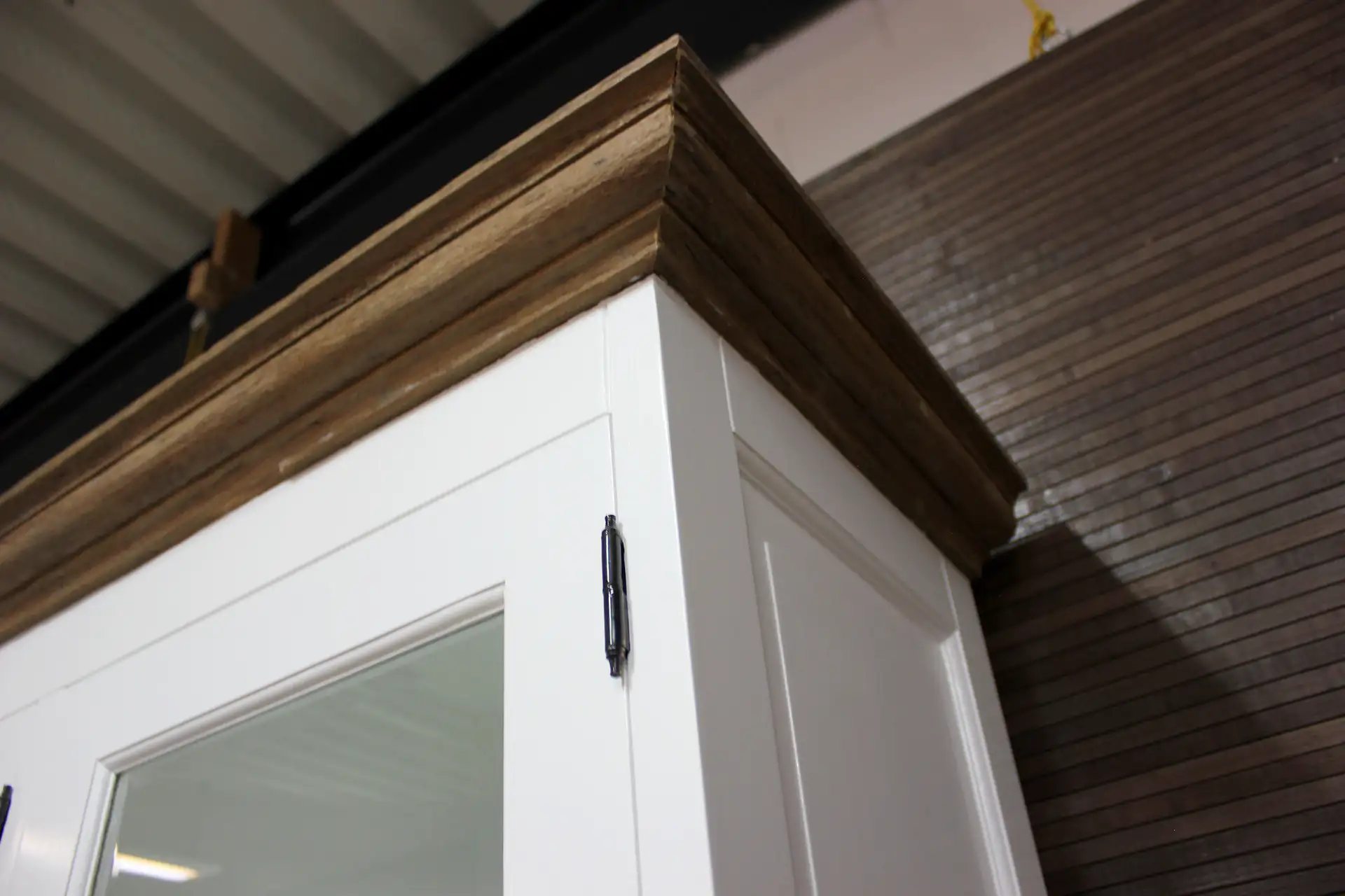 Asli 110-300L SW Teak | landelijke witte buffetkast met teak Landelijke witte buffetkast met teak, facet geslepen glas en draaideuren. Landelijke witte buffetkasten met teakhout - TEAK2.