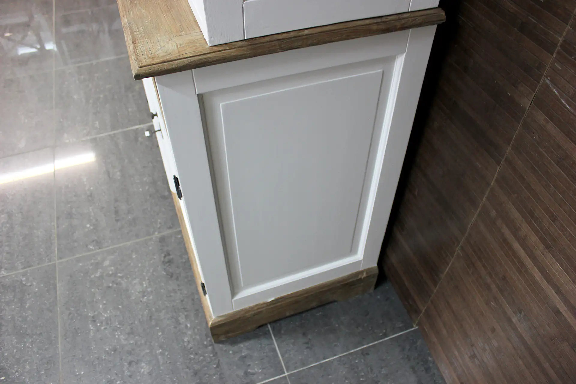 Asli 110-300L SW Teak | landelijke witte buffetkast met teak Landelijke witte buffetkast met teak, facet geslepen glas en draaideuren. Landelijke witte buffetkasten met teakhout - TEAK2.