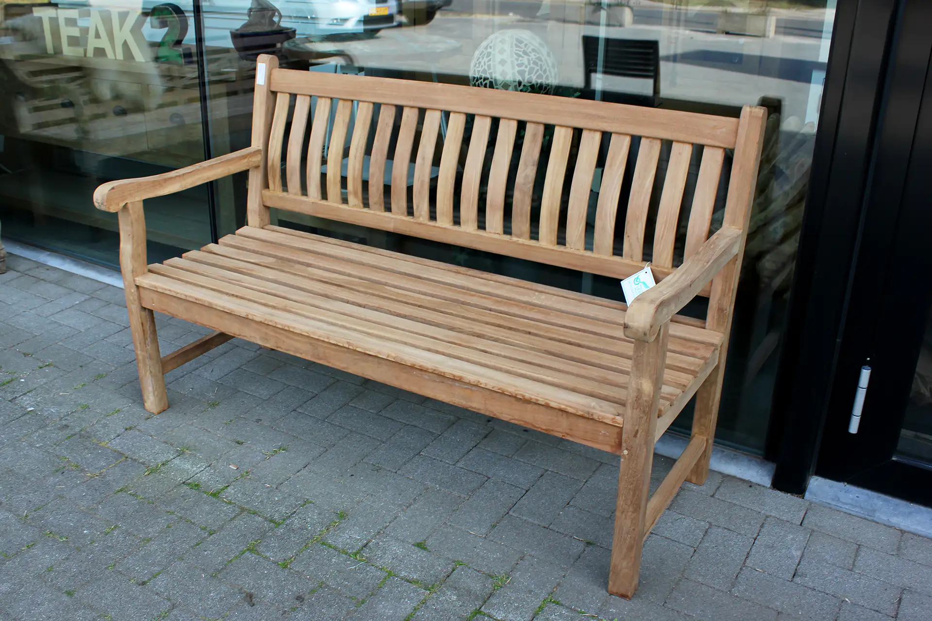 Bangku Classic O120-200 | klassische Gartenbank aus Teakholz Klassische Gartenbank aus Teakholz, in verschiedenen Größen erhältlich. Gartenbank aus Teakholz mit Armlehnen und abgerundeter Kante – TEAK2.