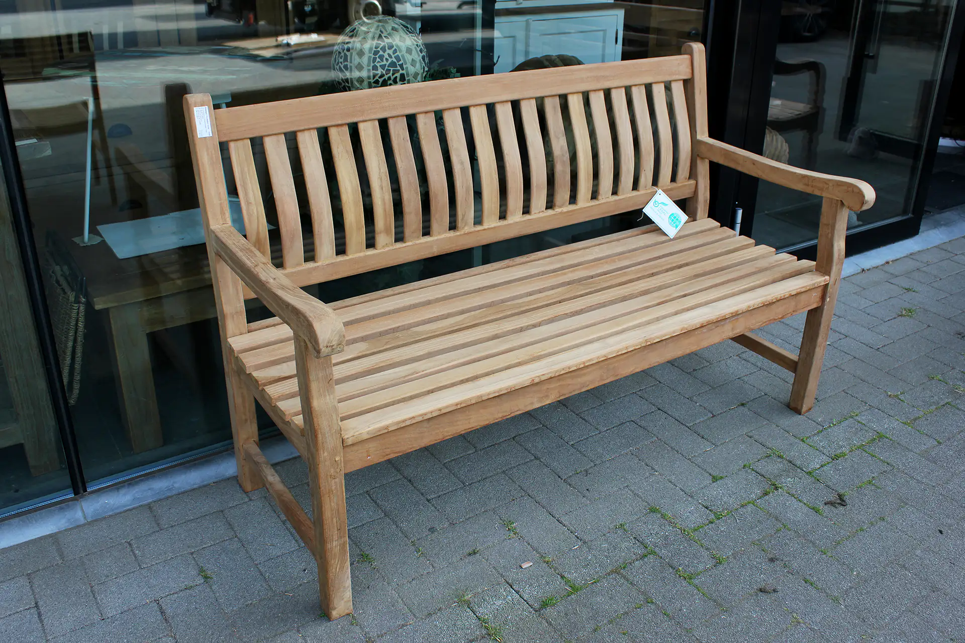 Bangku Classic O120-200 | klassische Gartenbank aus Teakholz Klassische Gartenbank aus Teakholz, in verschiedenen Größen erhältlich. Gartenbank aus Teakholz mit Armlehnen und abgerundeter Kante – TEAK2.