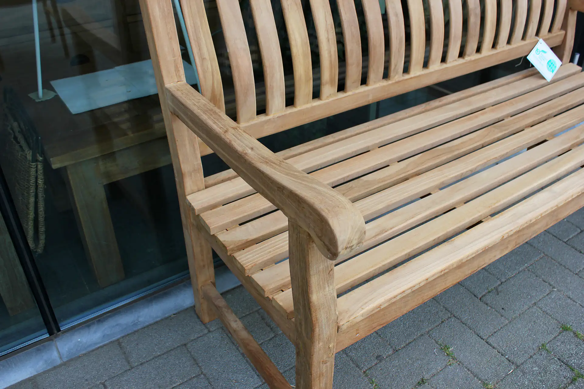 Bangku Classic O120-200 | klassische Gartenbank aus Teakholz Klassische Gartenbank aus Teakholz, in verschiedenen Größen erhältlich. Gartenbank aus Teakholz mit Armlehnen und abgerundeter Kante – TEAK2.