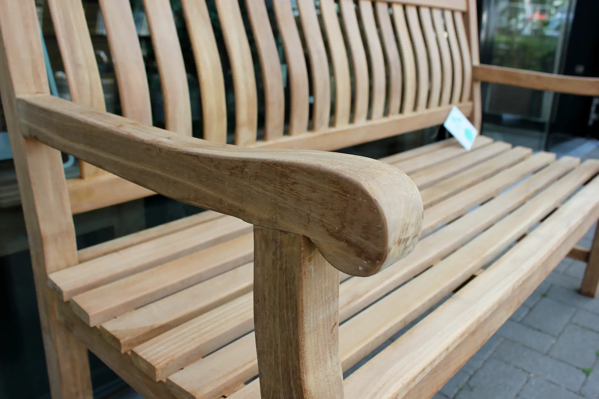 Bangku Classic O120-200 | klassische Gartenbank aus Teakholz Klassische Gartenbank aus Teakholz, in verschiedenen Größen erhältlich. Gartenbank aus Teakholz mit Armlehnen und abgerundeter Kante – TEAK2.