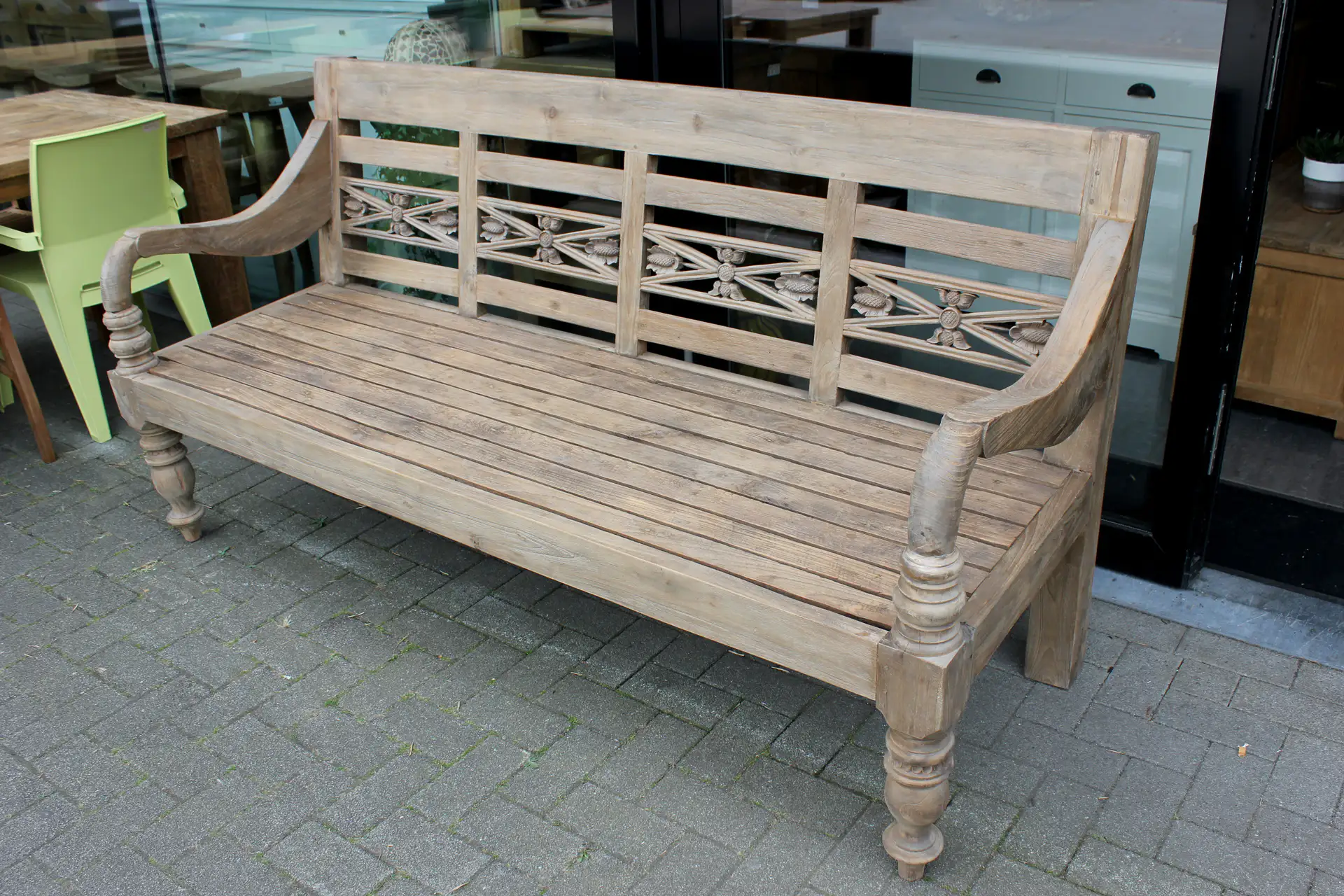 Bangku Raya O200GD Old | luxuriöse alte Bahnhofsbank aus Teakholz Luxuriöse alte Bahnhofsbank aus Holz, Indonesien. Luxuriöse Gartenbank mit tiefer Sitzfläche, ein Blickfang im Garten! Gartenbänke aus Teakholz – TEAK2.