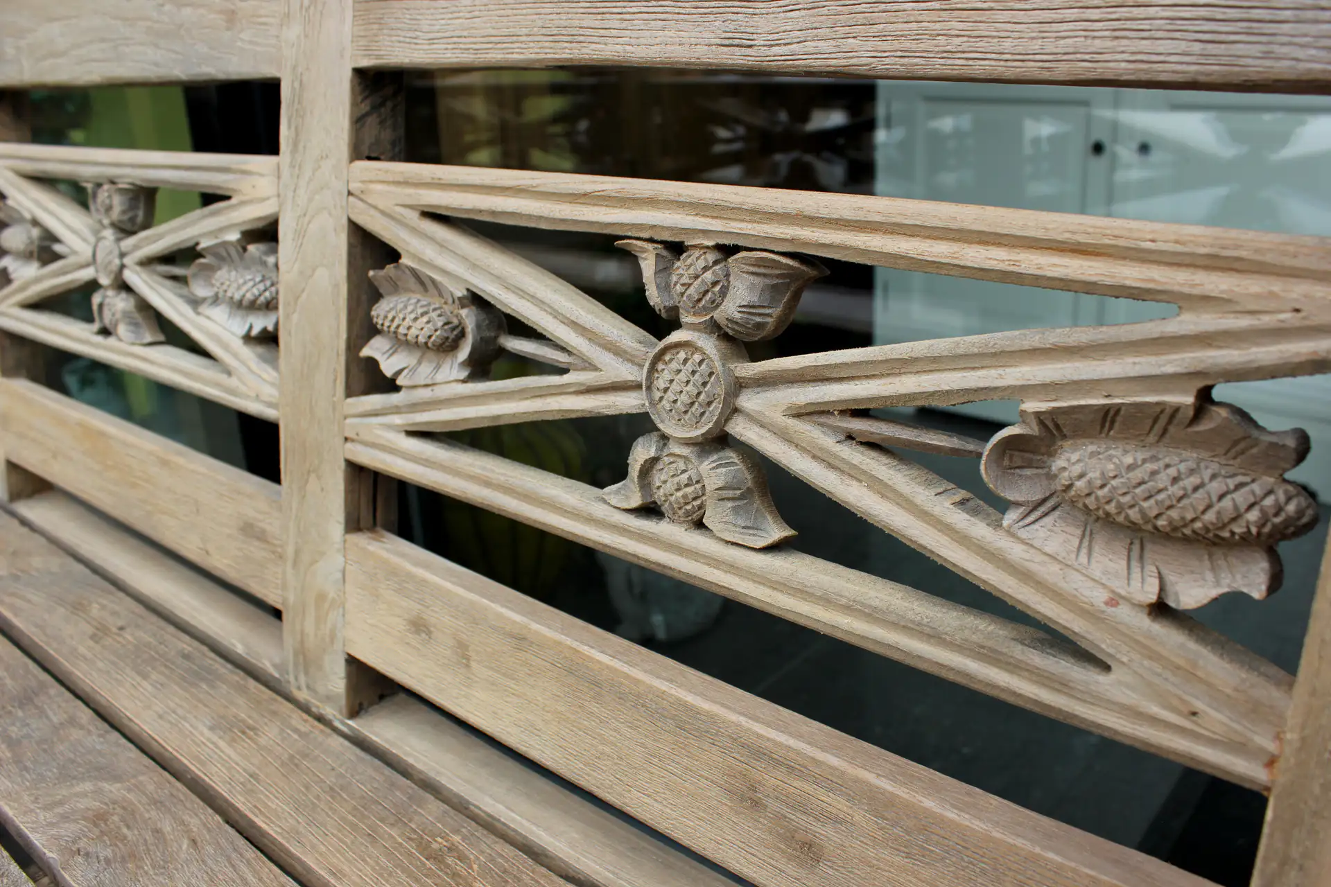 Bangku Raya O200GD Old | luxuriöse alte Bahnhofsbank aus Teakholz Luxuriöse alte Bahnhofsbank aus Holz, Indonesien. Luxuriöse Gartenbank mit tiefer Sitzfläche, ein Blickfang im Garten! Gartenbänke aus Teakholz – TEAK2.