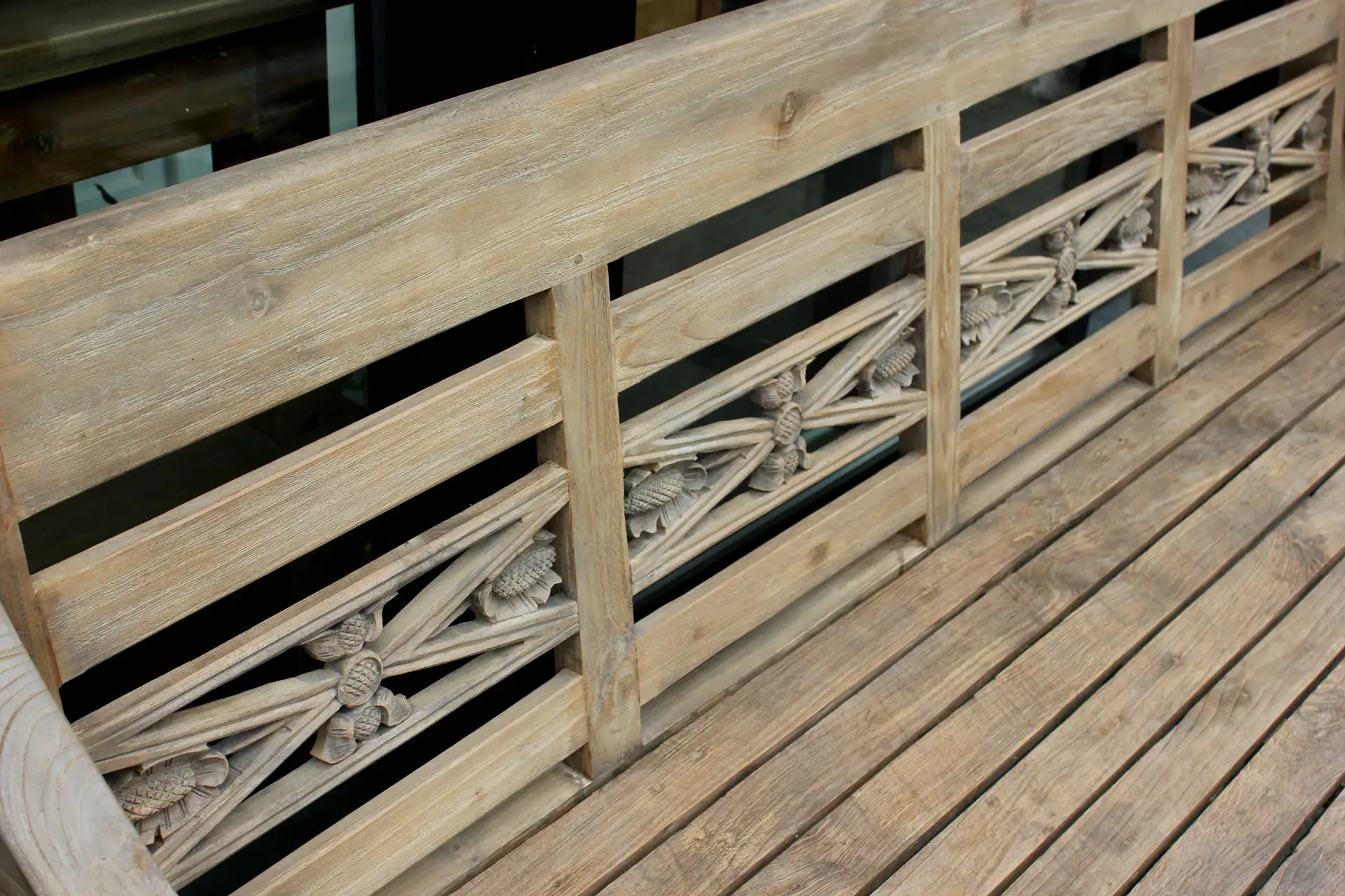 Bangku Raya O200GD Old | luxuriöse alte Bahnhofsbank aus Teakholz Luxuriöse alte Bahnhofsbank aus Holz, Indonesien. Luxuriöse Gartenbank mit tiefer Sitzfläche, ein Blickfang im Garten! Gartenbänke aus Teakholz – TEAK2.