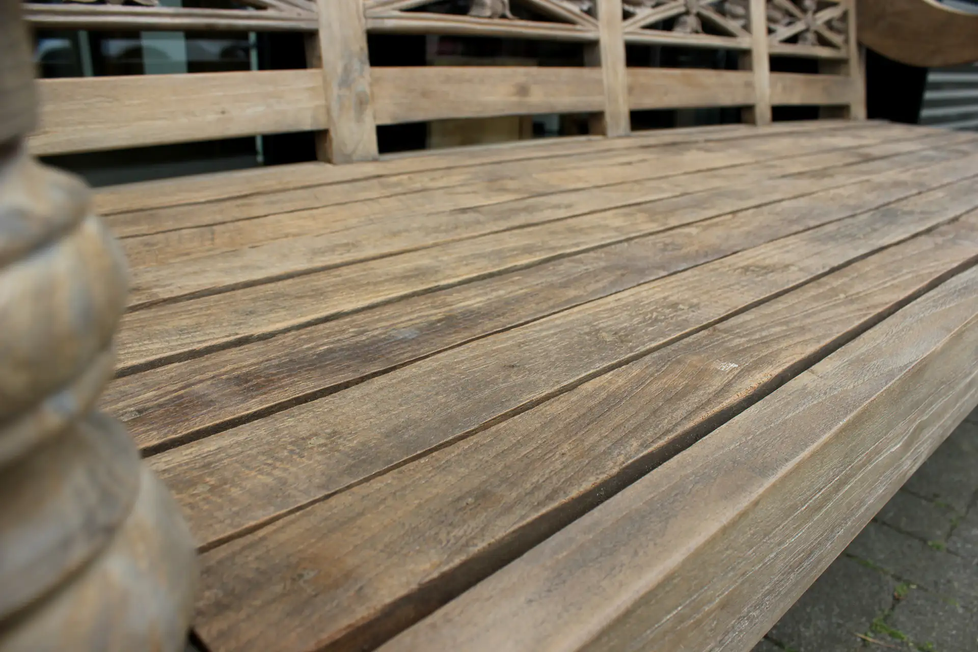 Bangku Raya O200GD Old | luxuriöse alte Bahnhofsbank aus Teakholz Luxuriöse alte Bahnhofsbank aus Holz, Indonesien. Luxuriöse Gartenbank mit tiefer Sitzfläche, ein Blickfang im Garten! Gartenbänke aus Teakholz – TEAK2.