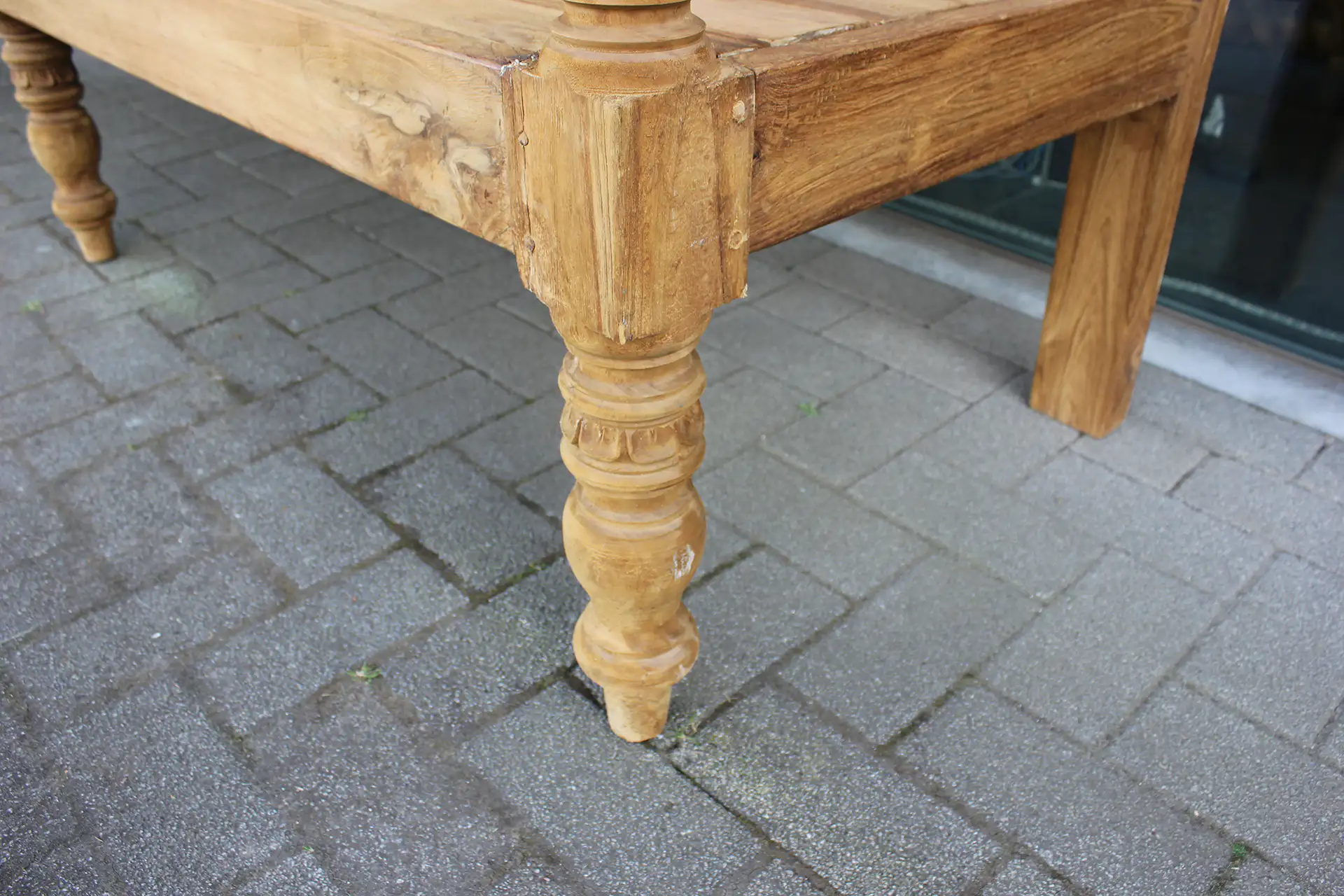 Bangku Raya O200-240D Old | old garden bench in brushed teak Old garden bench in brushed old teak from Indonesia. Luxury garden bench with or without cushion, deep seat - TEAK2.