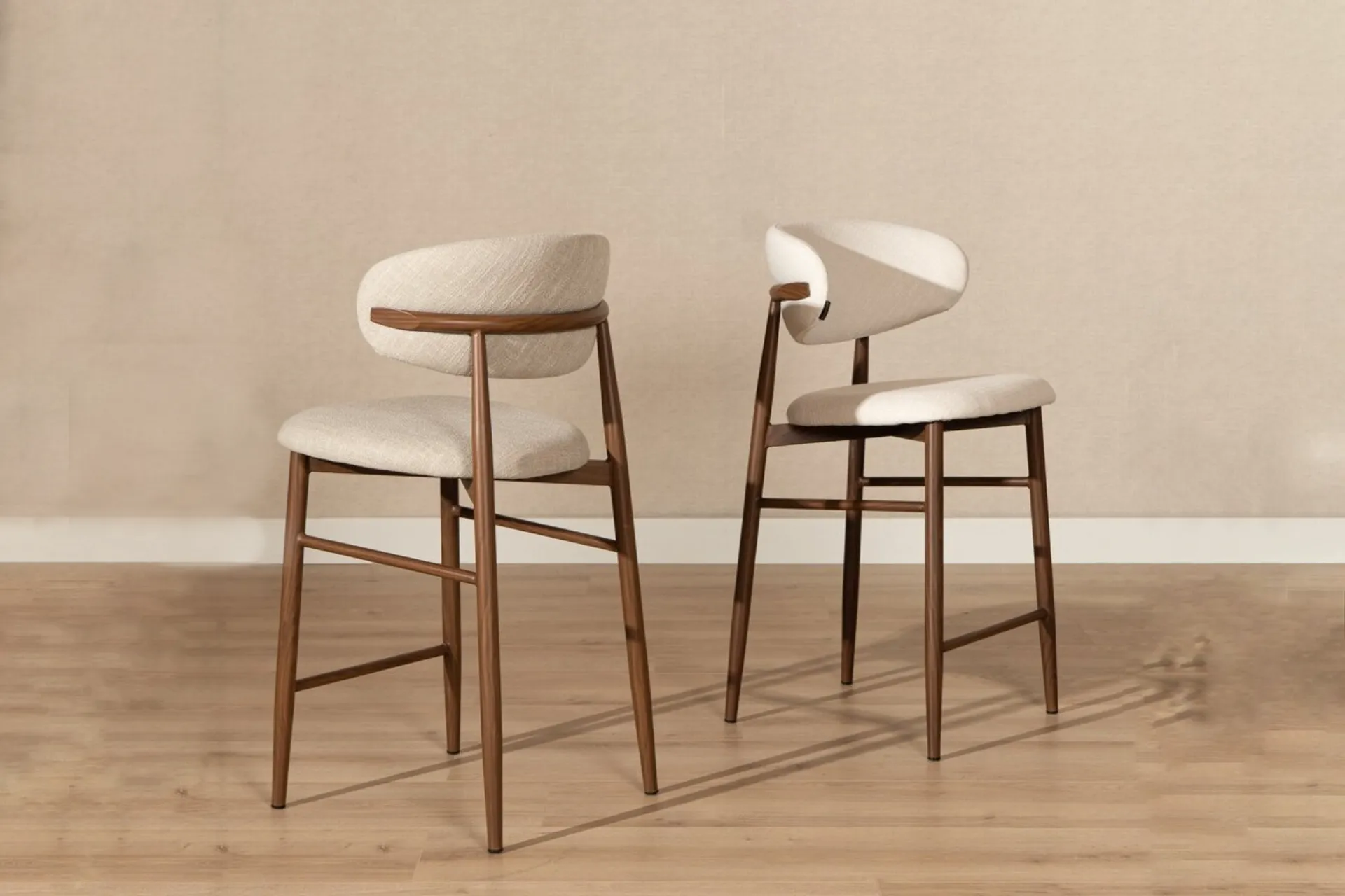 Luca bar stool | Scandinavian design bar stool Modern bar stool in trendy Scandinavian design. Distinctive backrest and sturdy seat in polyester with linen.