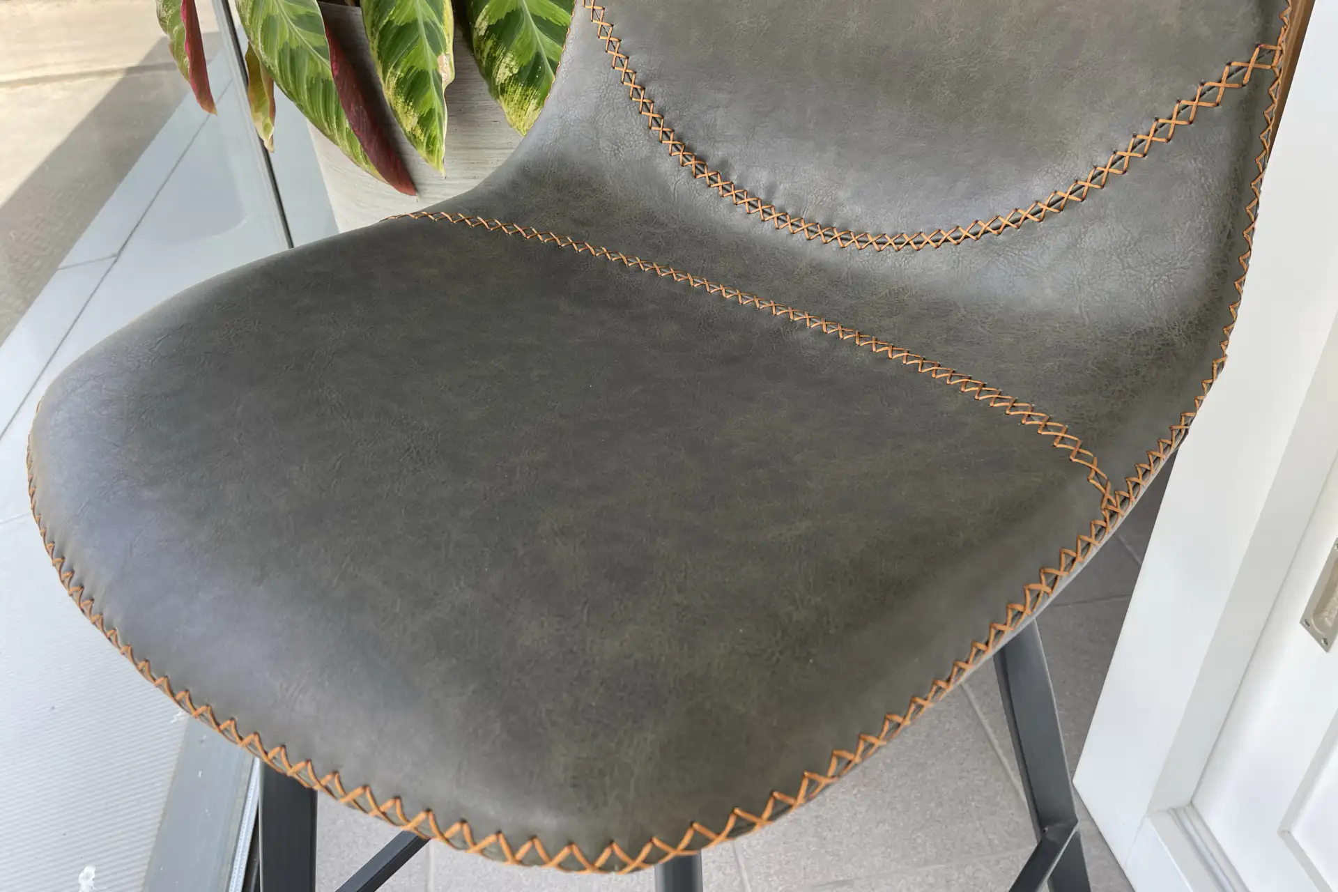 Barkruk Rongga | moderne barkruk ECO-leder met metalen poot Moderne barkruk ECO-leder met metalen poot. Luxe hoge barkruk met een moderne uitstraling - TEAK2.