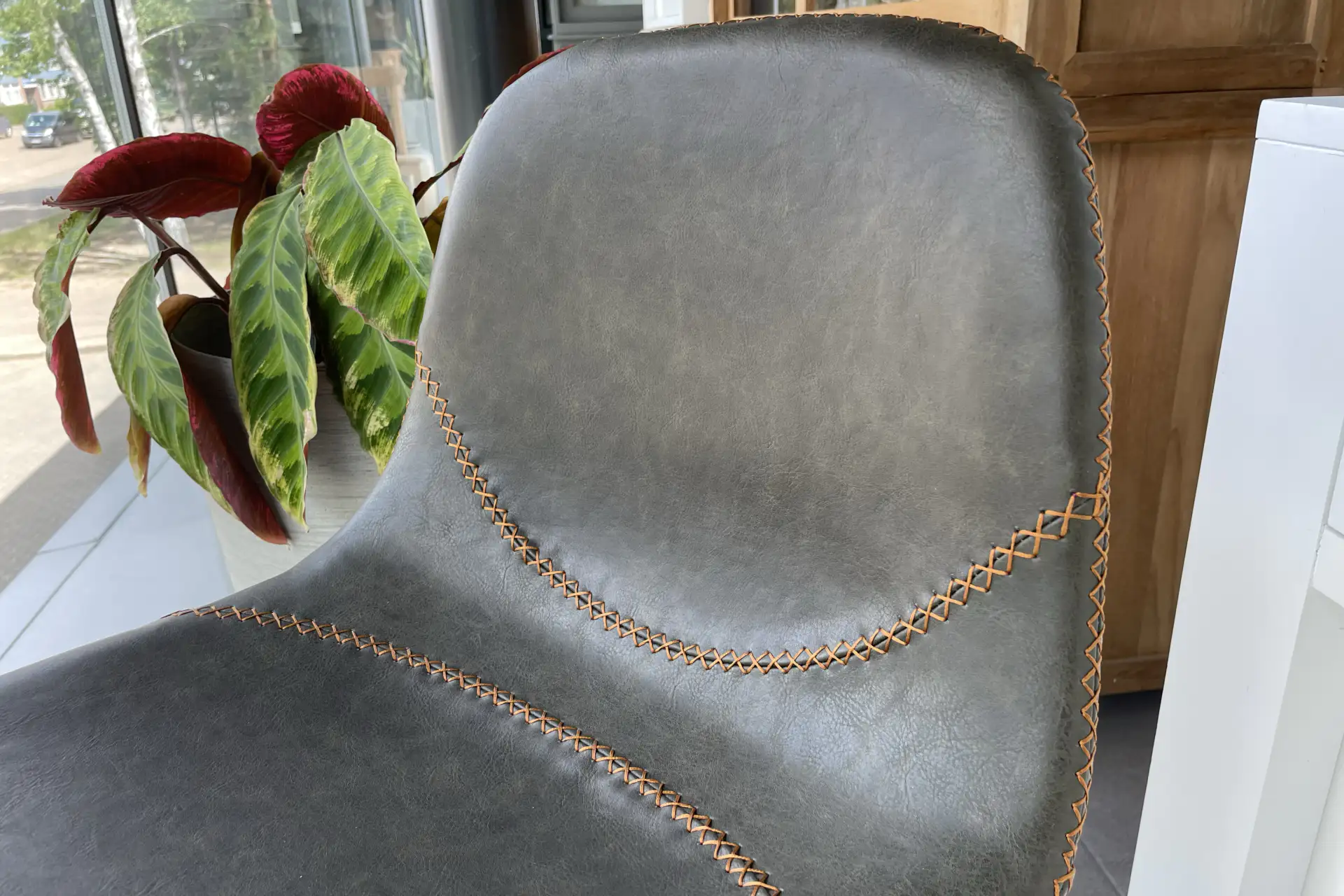 Barkruk Rongga | moderne barkruk ECO-leder met metalen poot Moderne barkruk ECO-leder met metalen poot. Luxe hoge barkruk met een moderne uitstraling - TEAK2.