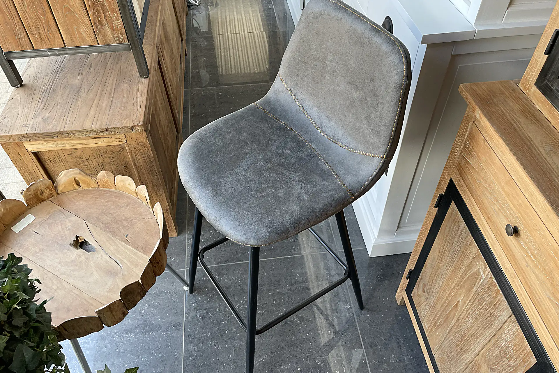 Barkruk Rongga | moderne barkruk ECO-leder met metalen poot Moderne barkruk ECO-leder met metalen poot. Luxe hoge barkruk met een moderne uitstraling - TEAK2.