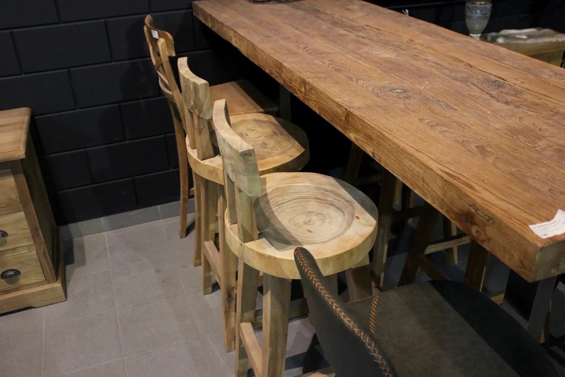 Tabouret de bar Suar Kopor | massif fabriqué en bois de suar, chaise de bar Tabouret de bar en bois massif, bois de suar, chaise de bar rustique. Le tabouret de bar a un dossier, forme naturelle ronde - TEAK2.