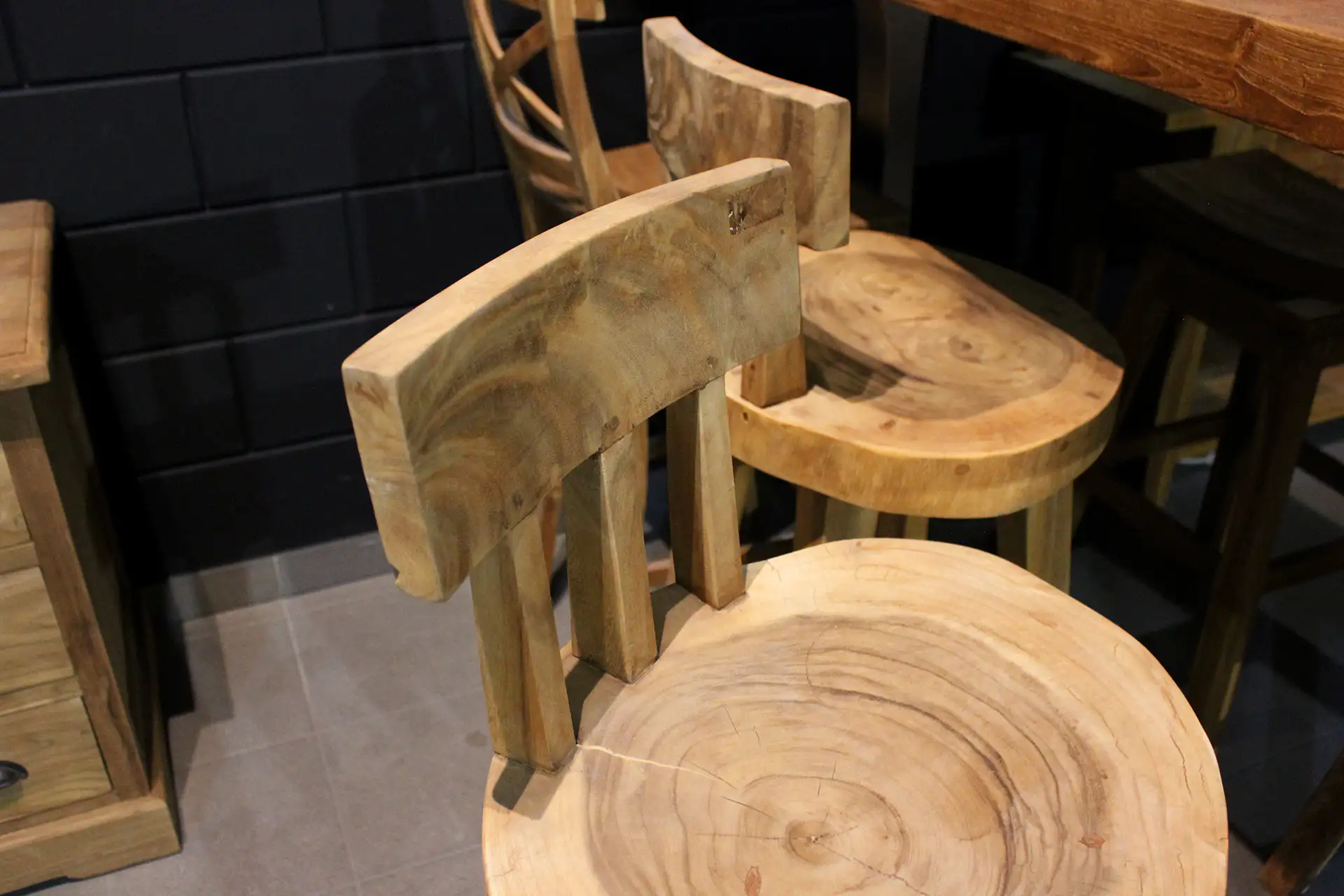 Tabouret de bar Suar Kopor | massif fabriqué en bois de suar, chaise de bar Tabouret de bar en bois massif, bois de suar, chaise de bar rustique. Le tabouret de bar a un dossier, forme naturelle ronde - TEAK2.