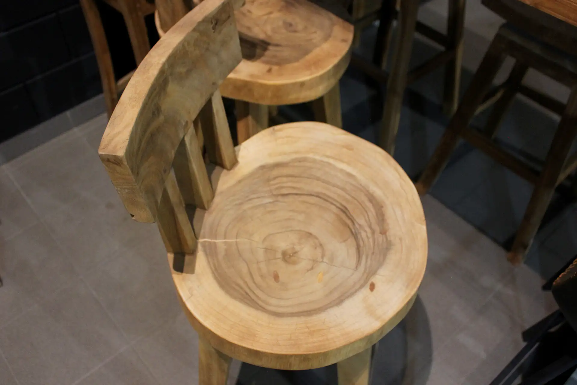 Tabouret de bar Suar Kopor | massif fabriqué en bois de suar, chaise de bar Tabouret de bar en bois massif, bois de suar, chaise de bar rustique. Le tabouret de bar a un dossier, forme naturelle ronde - TEAK2.