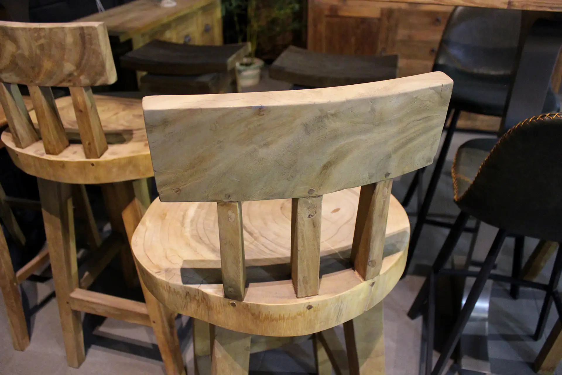 Tabouret de bar Suar Kopor | massif fabriqué en bois de suar, chaise de bar Tabouret de bar en bois massif, bois de suar, chaise de bar rustique. Le tabouret de bar a un dossier, forme naturelle ronde - TEAK2.