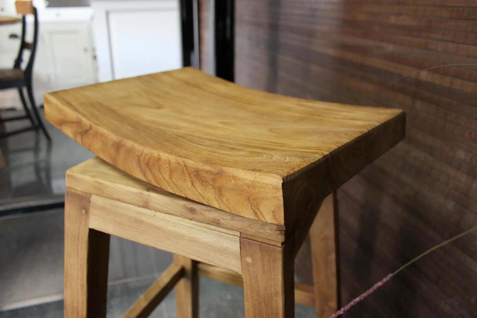 Barkruk Teak Lapang | design barkruk teak met draaiend zitvlak Design barkruk teak met draaiend zitvlak. Moderne houten barkruk of barstoel in oud teak uit Indonesië. Teak krukken bij TEAK2.