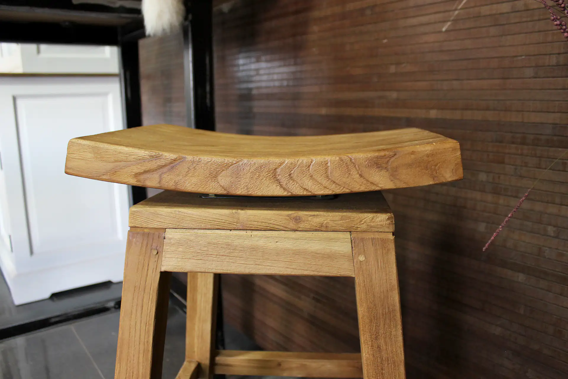 Barkruk Teak Lapang | design barkruk teak met draaiend zitvlak Design barkruk teak met draaiend zitvlak. Moderne houten barkruk of barstoel in oud teak uit Indonesië. Teak krukken bij TEAK2.