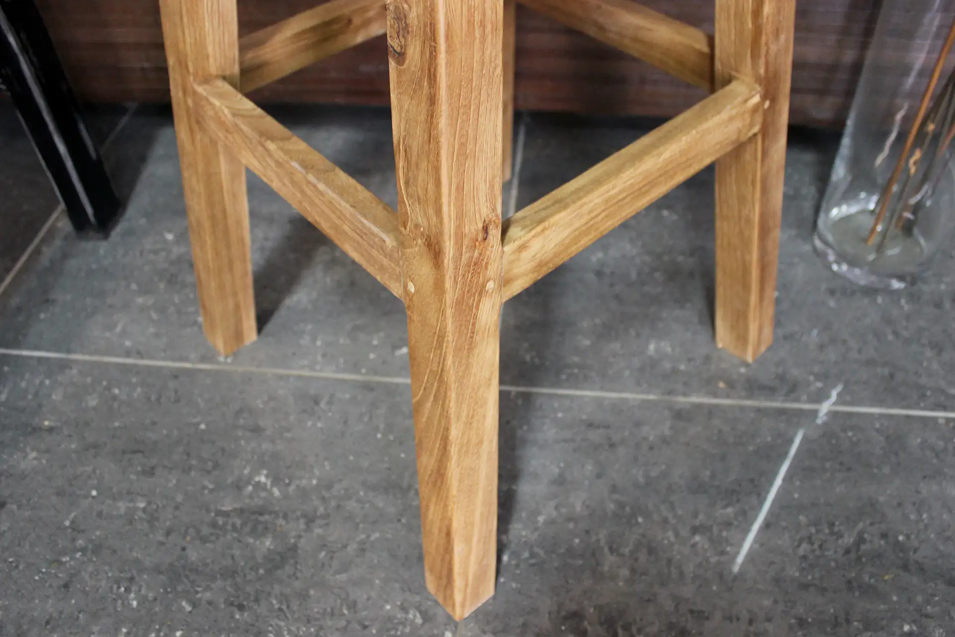 Barkruk Teak Lapang | design barkruk teak met draaiend zitvlak Design barkruk teak met draaiend zitvlak. Moderne houten barkruk of barstoel in oud teak uit Indonesië. Teak krukken bij TEAK2.