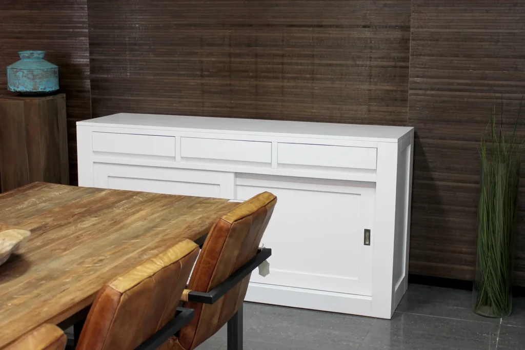 Het grootste assortiment moderne en landelijke dressoirs in teak, wit of RAL kleur vindt u bij TEAK2.