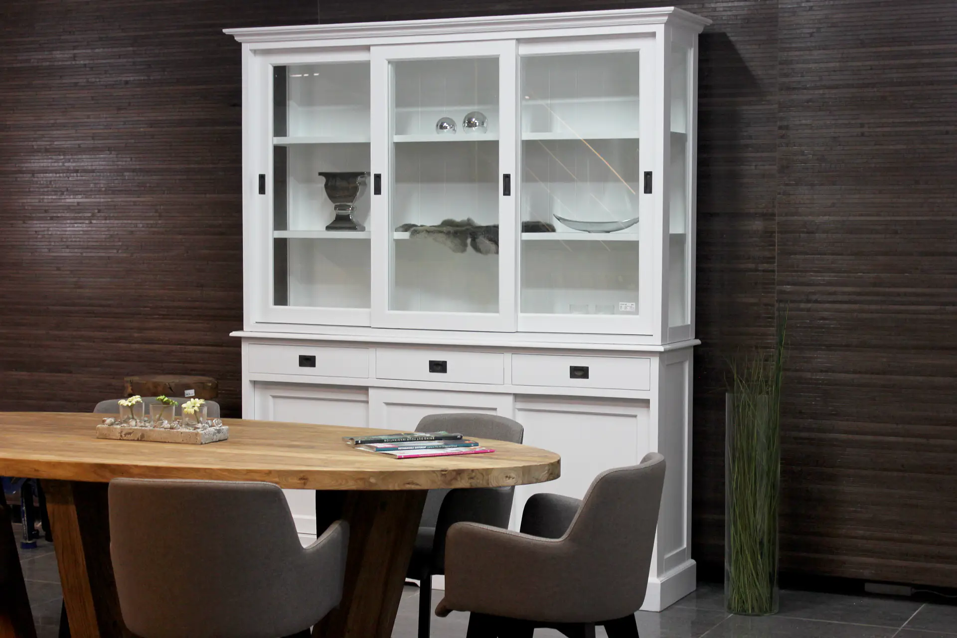 De meubelwinkel in België met het grootste assortiment kasten in teak of witte kleuren. Mooi in elk interieur, kasten in groot of klein formaat.