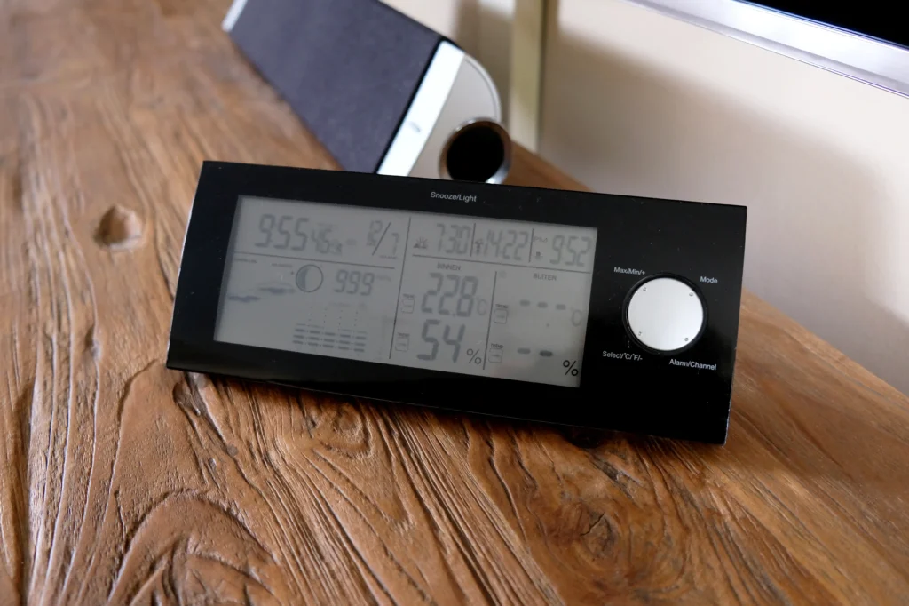 The ideal humidity in your home for wooden or teak furniture & health. Tips for keeping teak furniture in top condition - TEAK2.