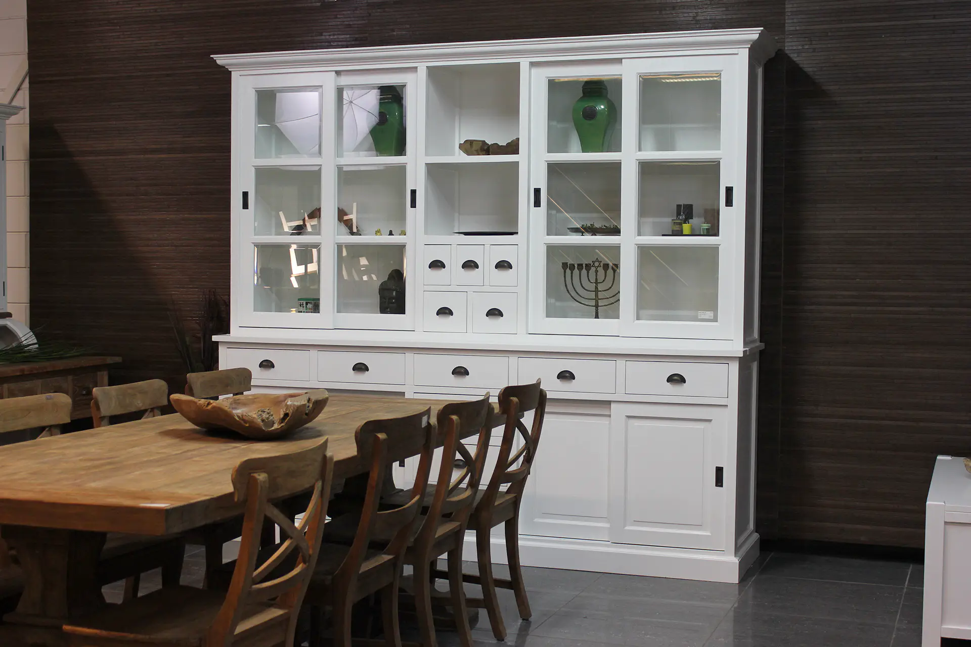 De meubelwinkel in België met het grootste assortiment kasten in teak of witte kleuren. Mooi in elk interieur, kasten in groot of klein formaat.