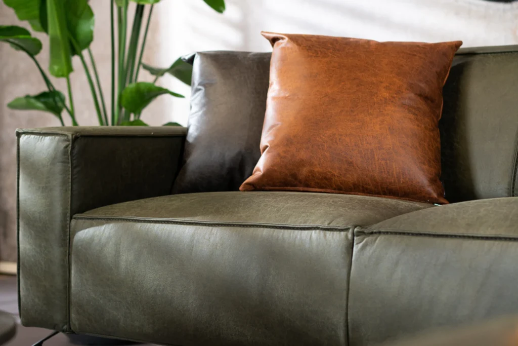 Luxe sofa's en banken landelijk & modern bij meubelwinkel TEAK2. Hoekbank of 3-zits bank in stof, polyester, echt of ECO-leder - webshop.