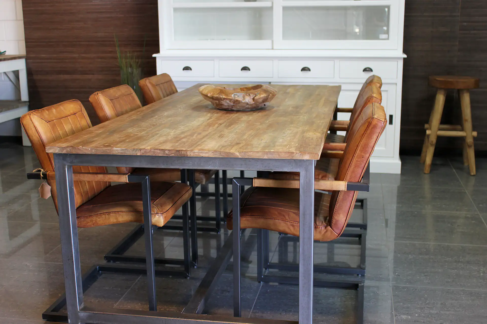 Table à manger en teck de style rustique ou moderne chez le magasin de meubles TEAK2. Tables en teck: tables basses et tables à manger en teck massif - boutique en ligne.