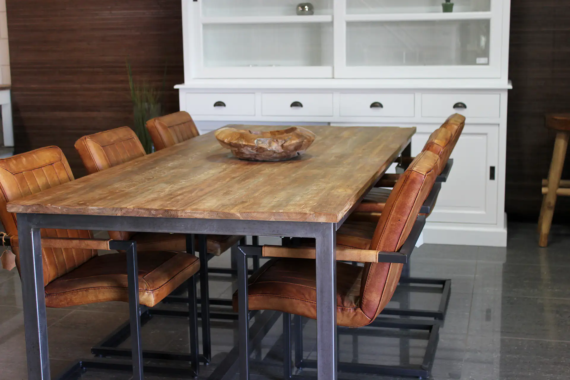 Teak meubels in landelijke of moderne stijl bij meubelwinkel TEAK2. Ruim assortiment buffetkasten, tafels, stoelen & meer - webshop.