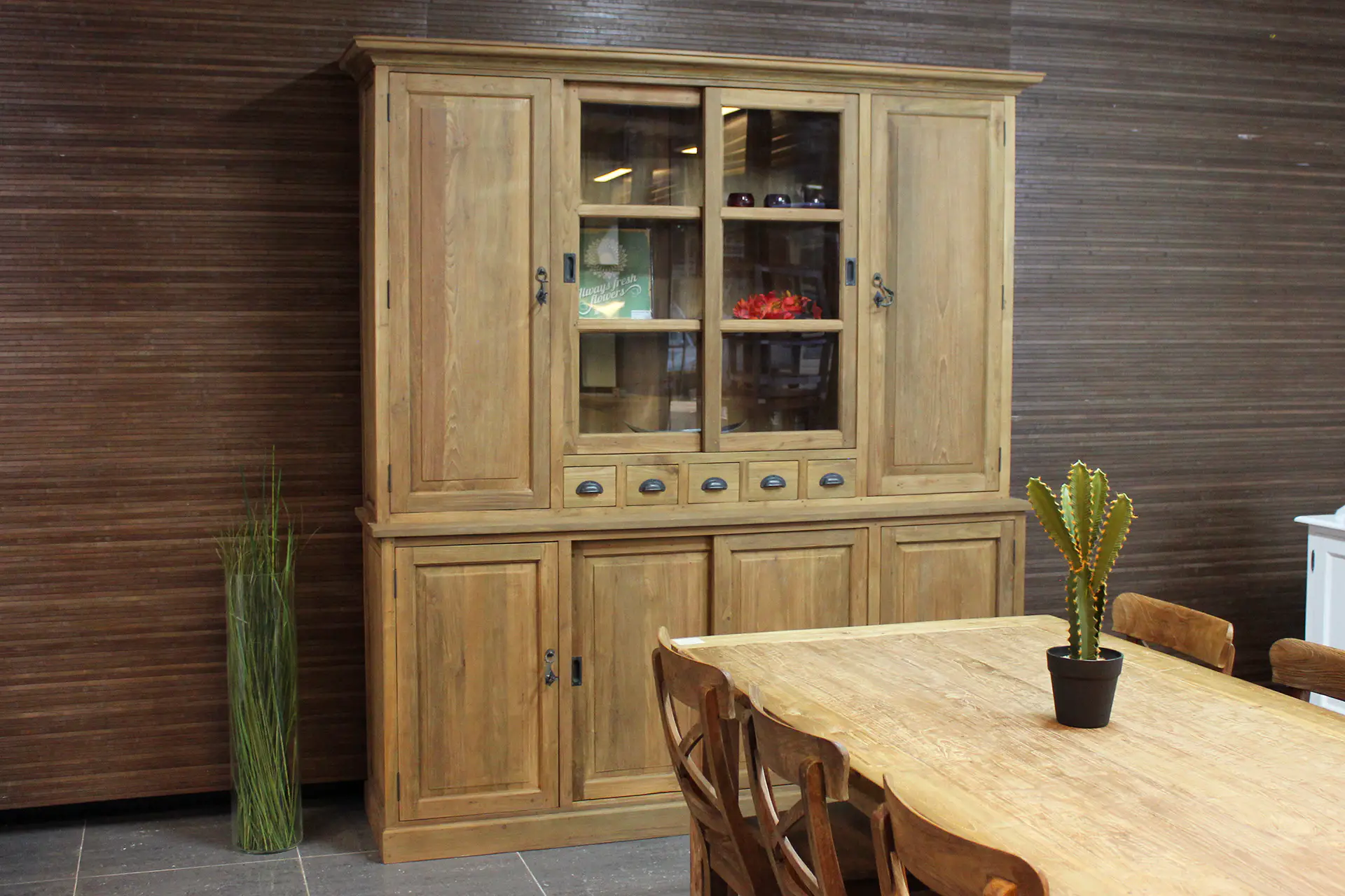 Le plus grand assortiment de vaisseliers en teck à des prix compétitifs! La meilleure qualité, fabriquée de manière artisanale en Indonésie.