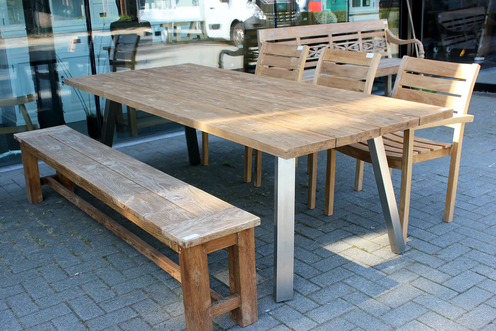 TEAK2: white & teak furniture France. TEAK2 is an online furniture store with fast delivery throughout Europe and France + webshop!
