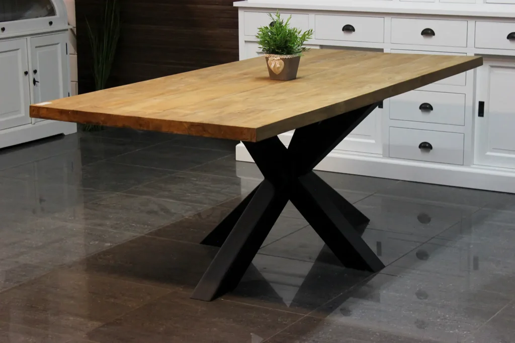 Teak tafels met metalen poot: modern of landelijk. Robuuste houten tafels met stalen onderstellen. Ambachtelijk vakmanschap - webshop.