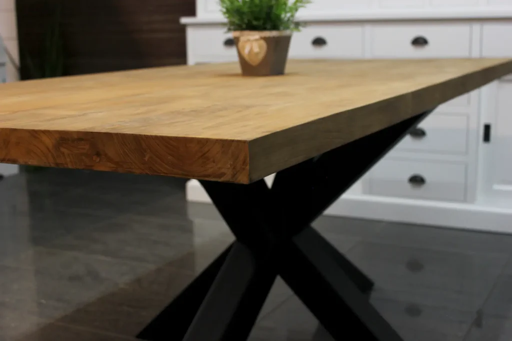 Teak tafels met metalen poot: modern of landelijk. Robuuste houten tafels met stalen onderstellen. Ambachtelijk vakmanschap - webshop.