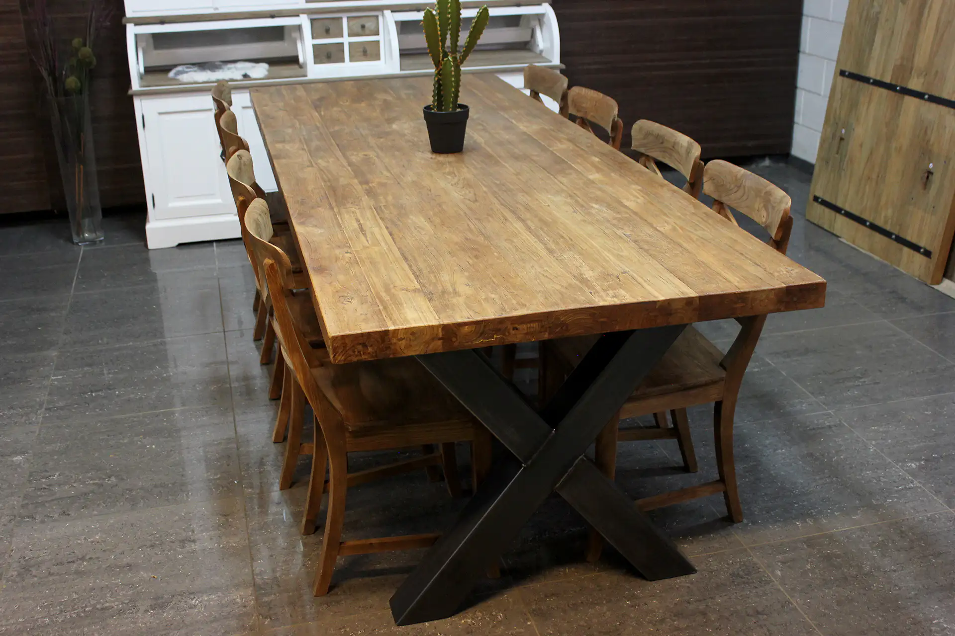 Table à manger en teck de style rustique ou moderne chez le magasin de meubles TEAK2. Tables en teck: tables basses et tables à manger en teck massif - boutique en ligne.