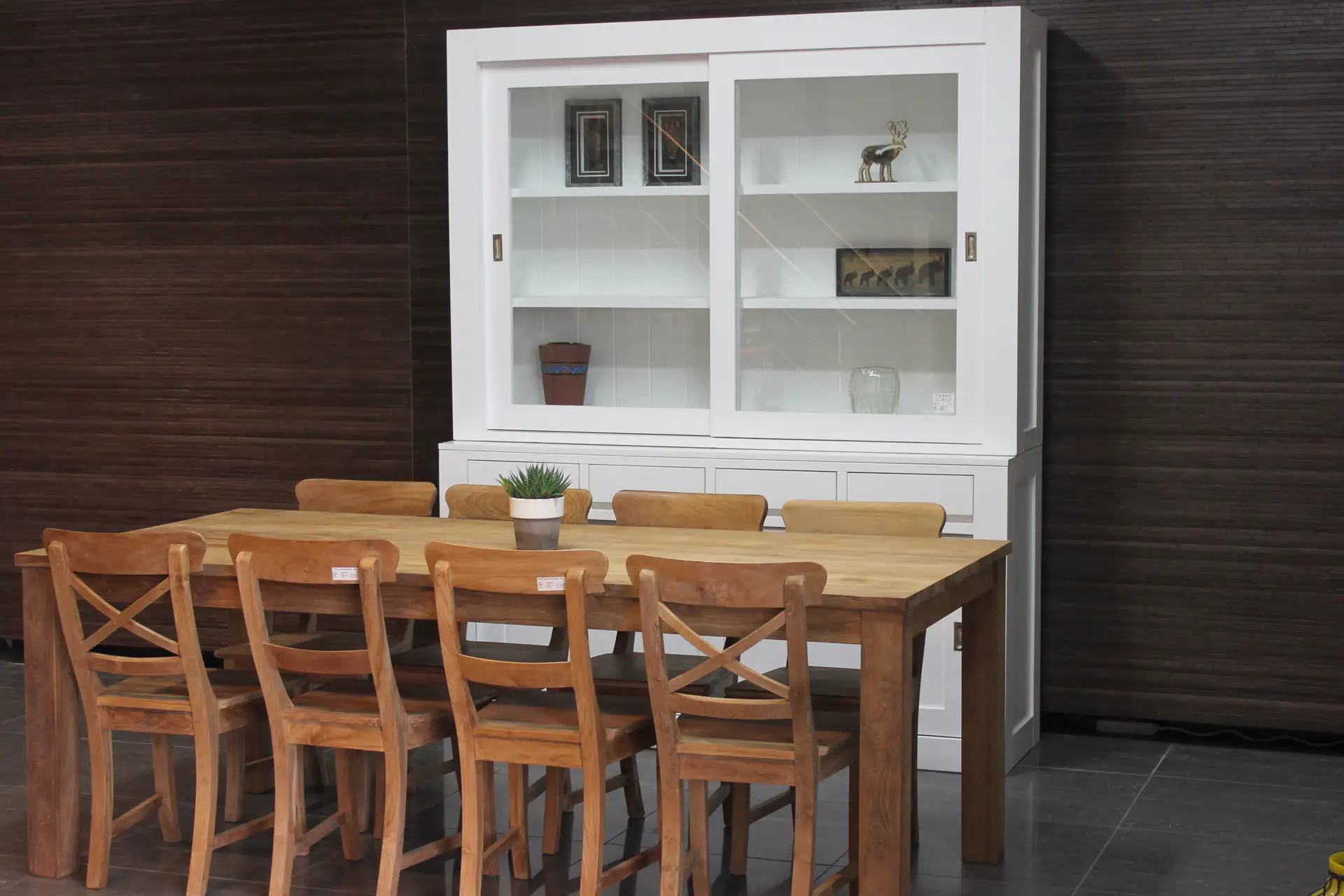 Table à manger en teck de style rustique ou moderne chez le magasin de meubles TEAK2. Tables en teck: tables basses et tables à manger en teck massif - boutique en ligne.