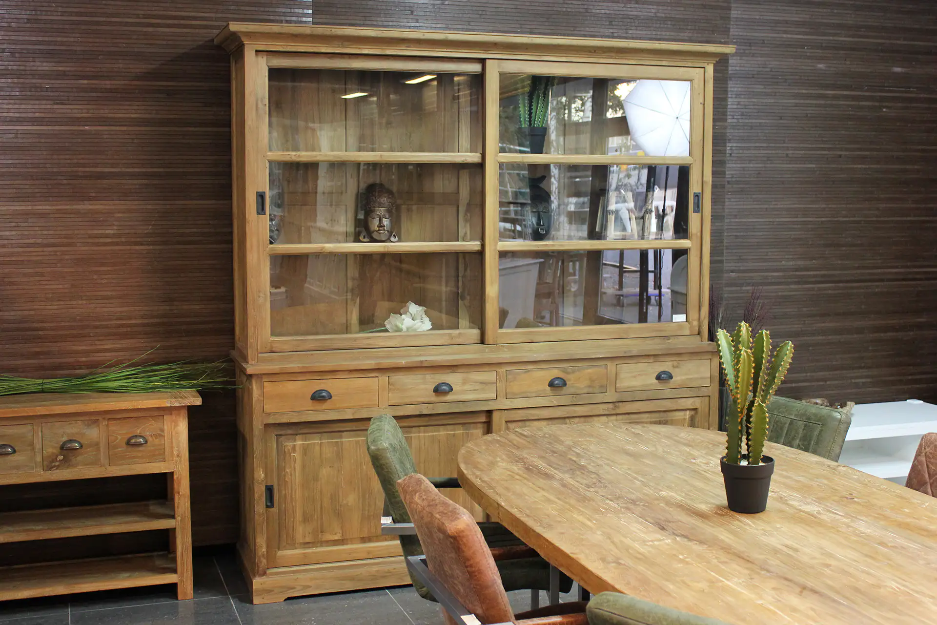 Kasten in teak / wit of RAL kleur bij meubelwinkel TEAK2. Moderne en landelijke kasten in hout of witte kleur: buffetkasten, vitrinekasten.