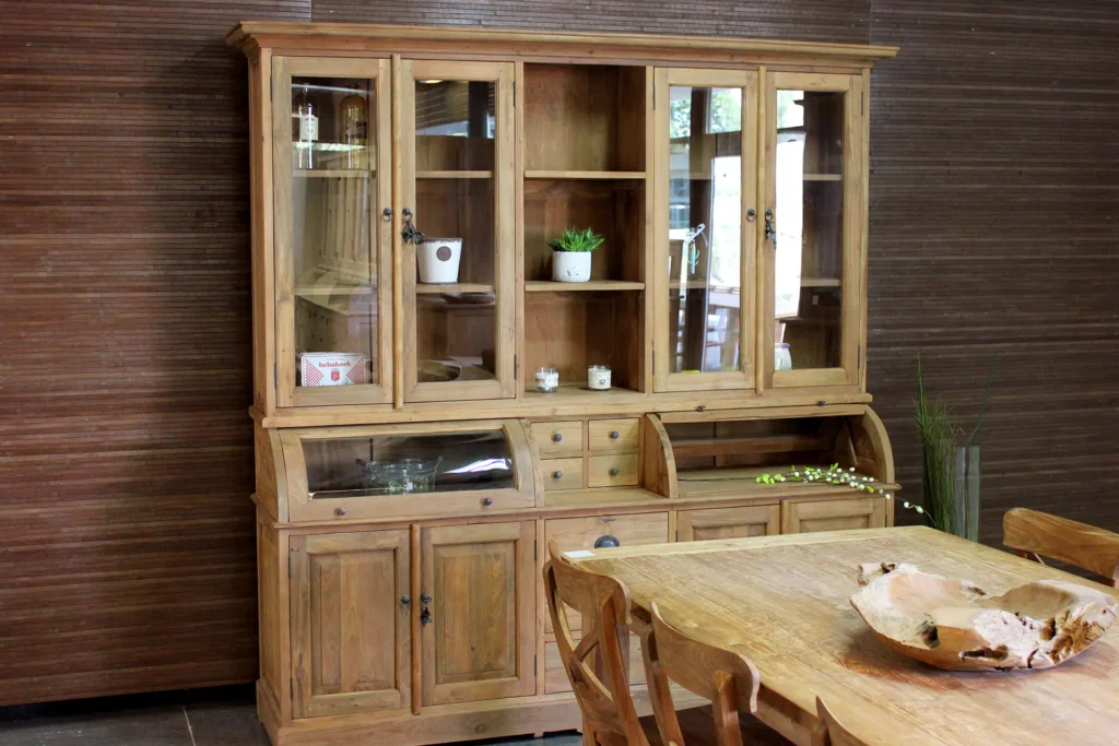 Grutterskasten in teak / wit of RAL kleur bij meubelwinkel TEAK2. Moderne of landelijke grutterskast, typische buffetkast met bolle kleppen.