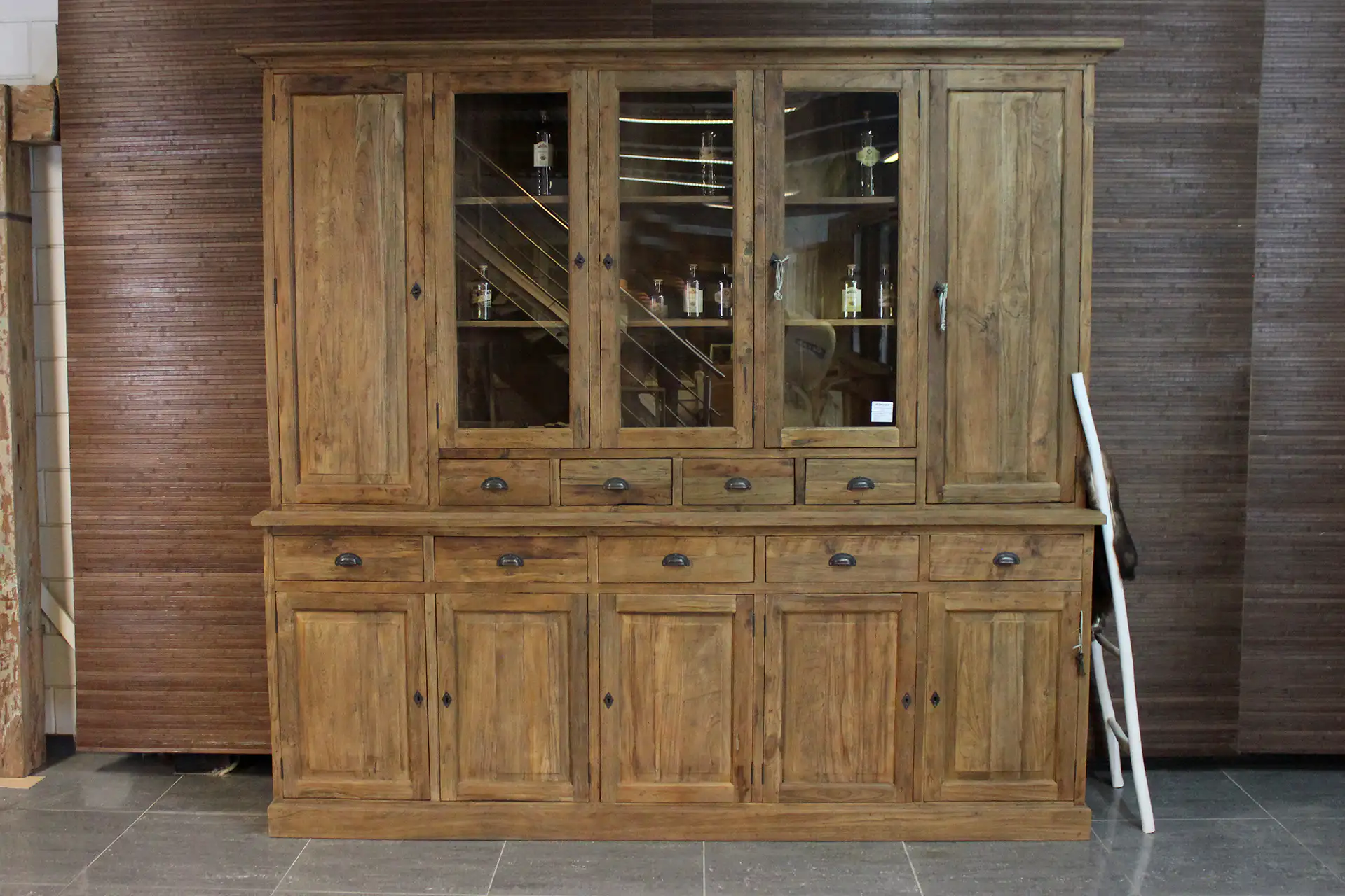Shop cabinets in teak / white or RAL color at furniture store TEAK2. Contemporary or rustic shop cabinet, spacious & large buffet cabinets - webshop.