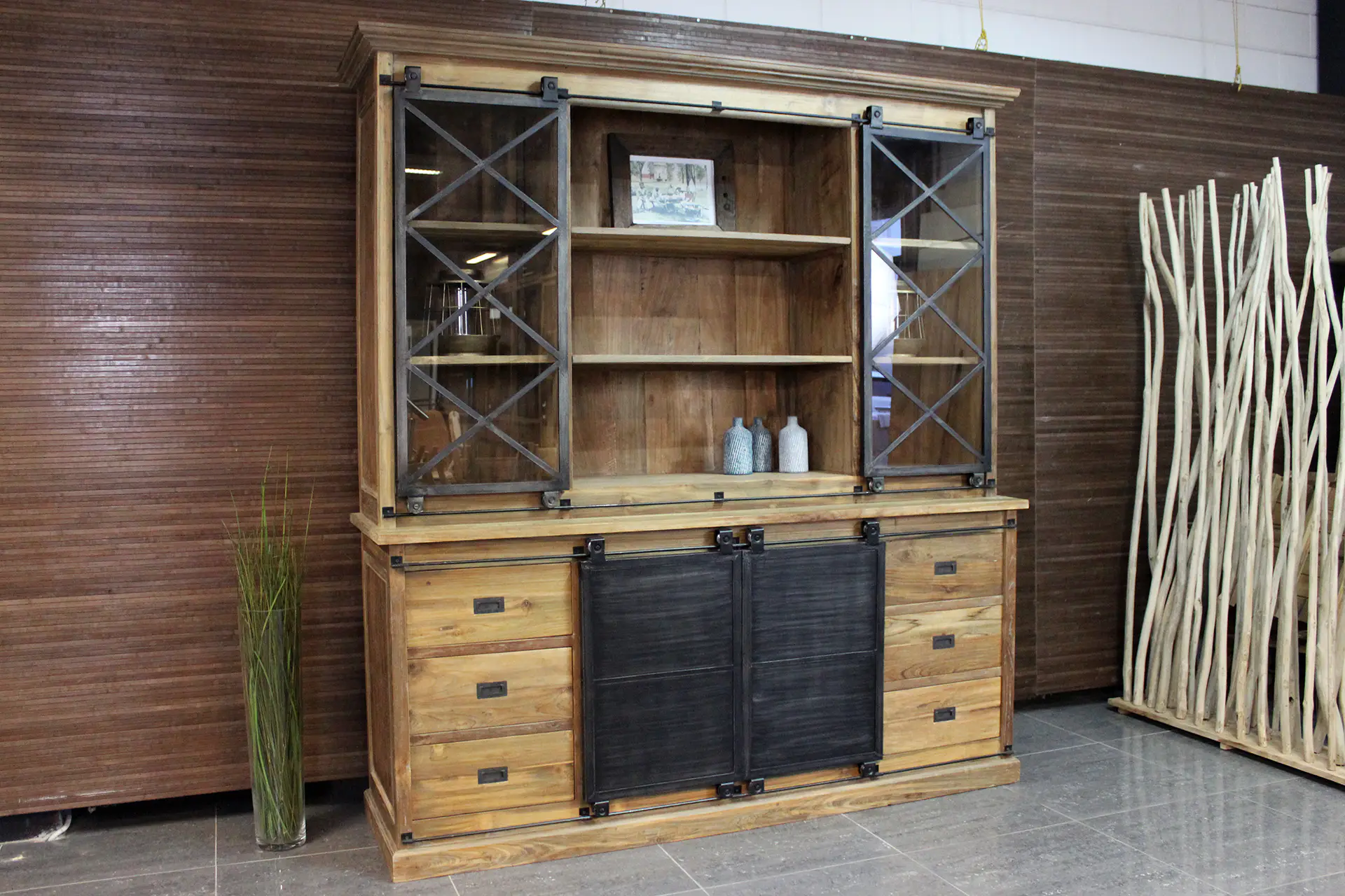 Besoin d'un vaisselier? Vaisseliers en teck et blancs, modernes et rustiques. Large assortiment, bon rapport qualité-prix + boutique en ligne - magasin de meubles TEAK2.