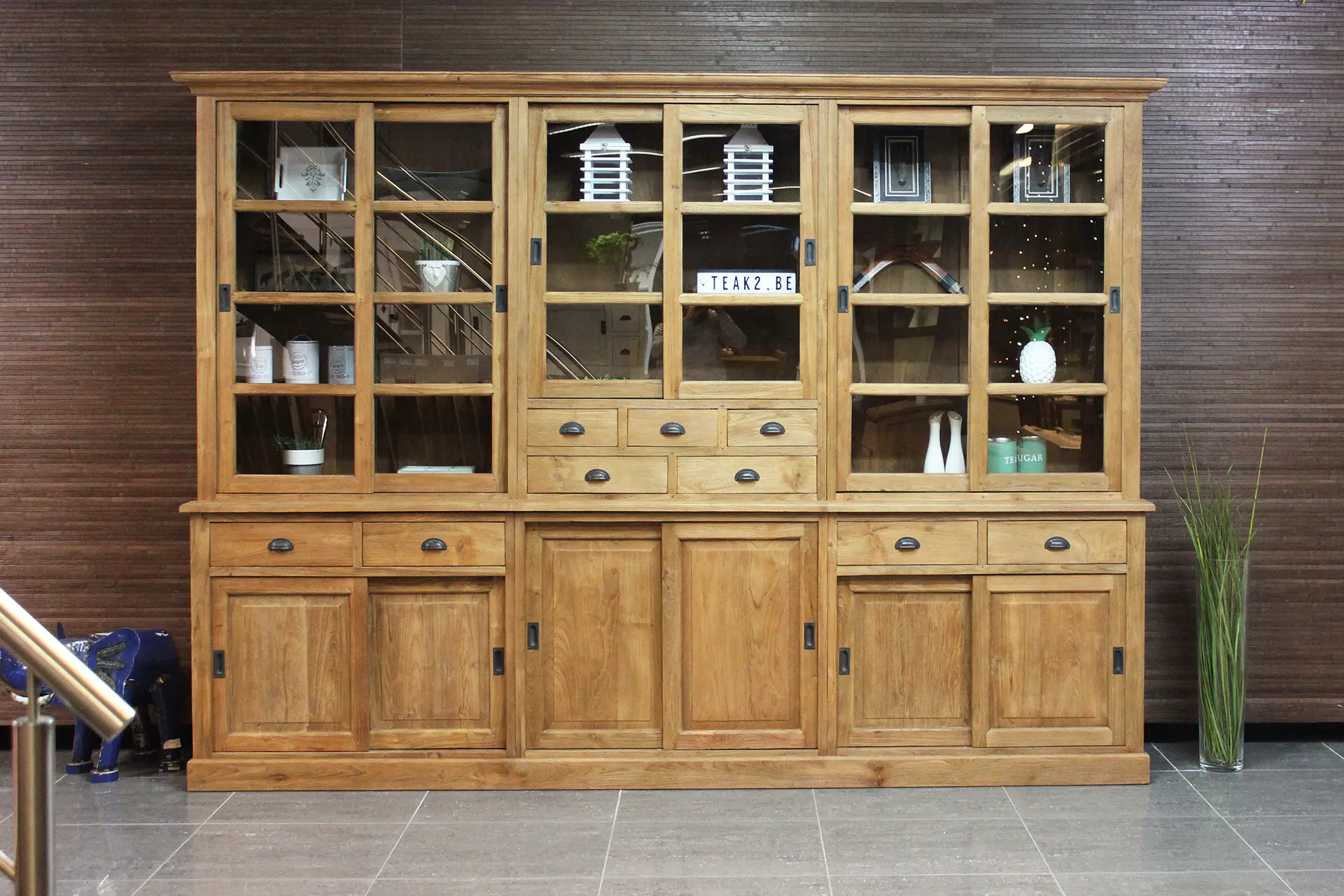 Besoin d'un vaisselier? Vaisseliers en teck et blancs, modernes et rustiques. Large assortiment, bon rapport qualité-prix + boutique en ligne - magasin de meubles TEAK2.