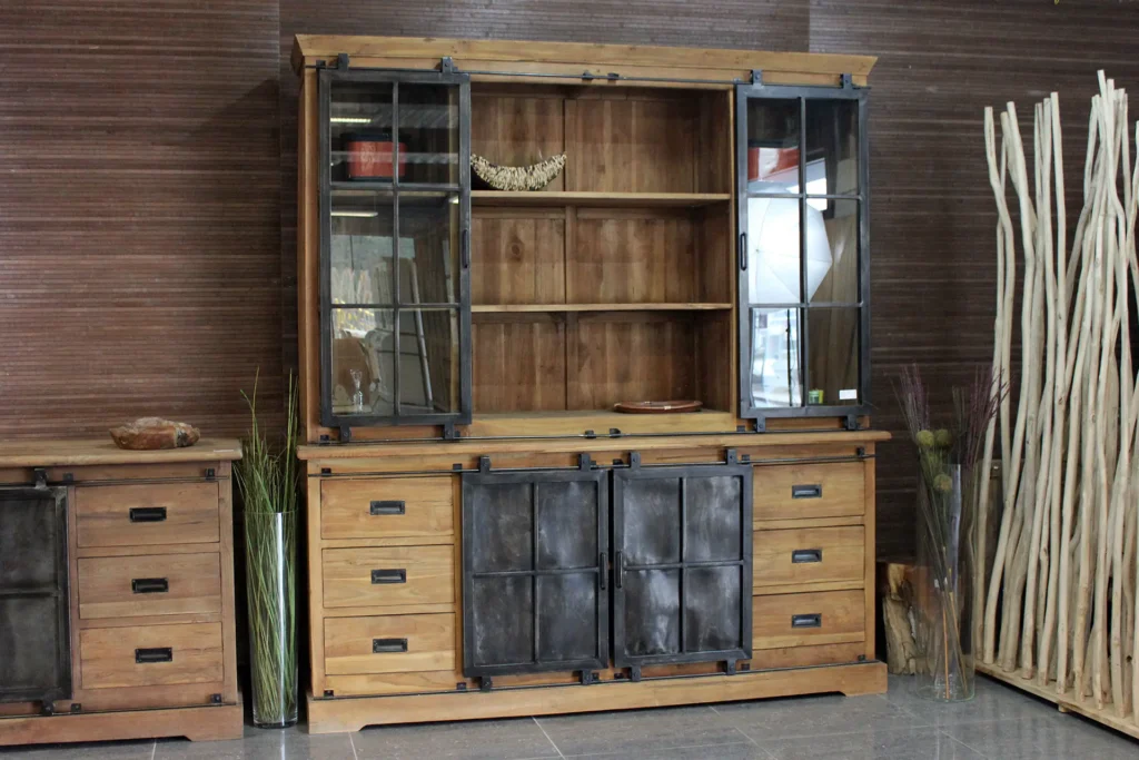 De meubelwinkel in België met het grootste assortiment kasten in teak of witte kleuren. Mooi in elk interieur, kasten in groot of klein formaat.