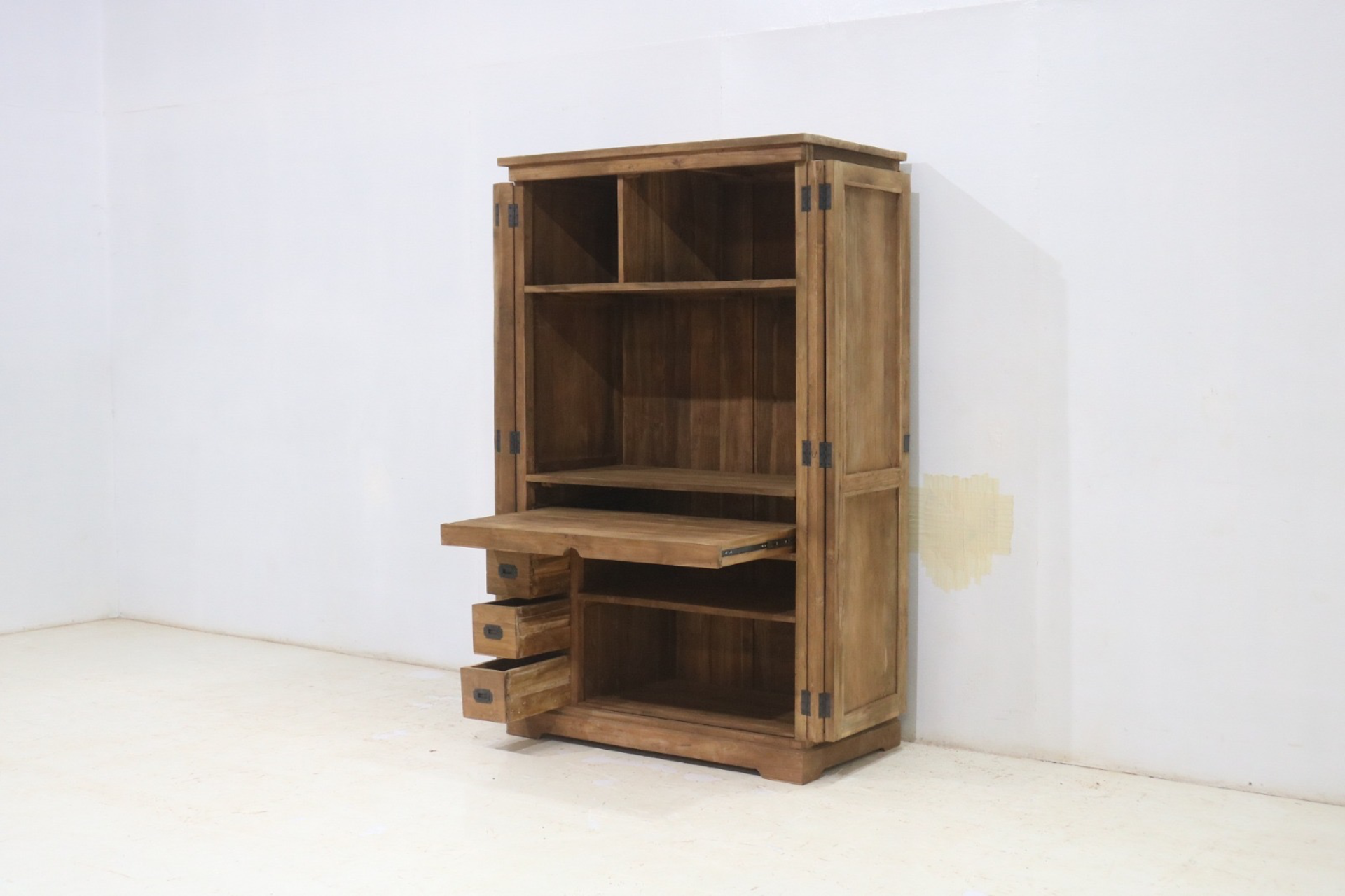 Une armoire sur mesure en teck ou en blanc, tout est possible. Tables en teck, meubles TV, meubles de jardin et autres meubles sur mesure également disponibles.