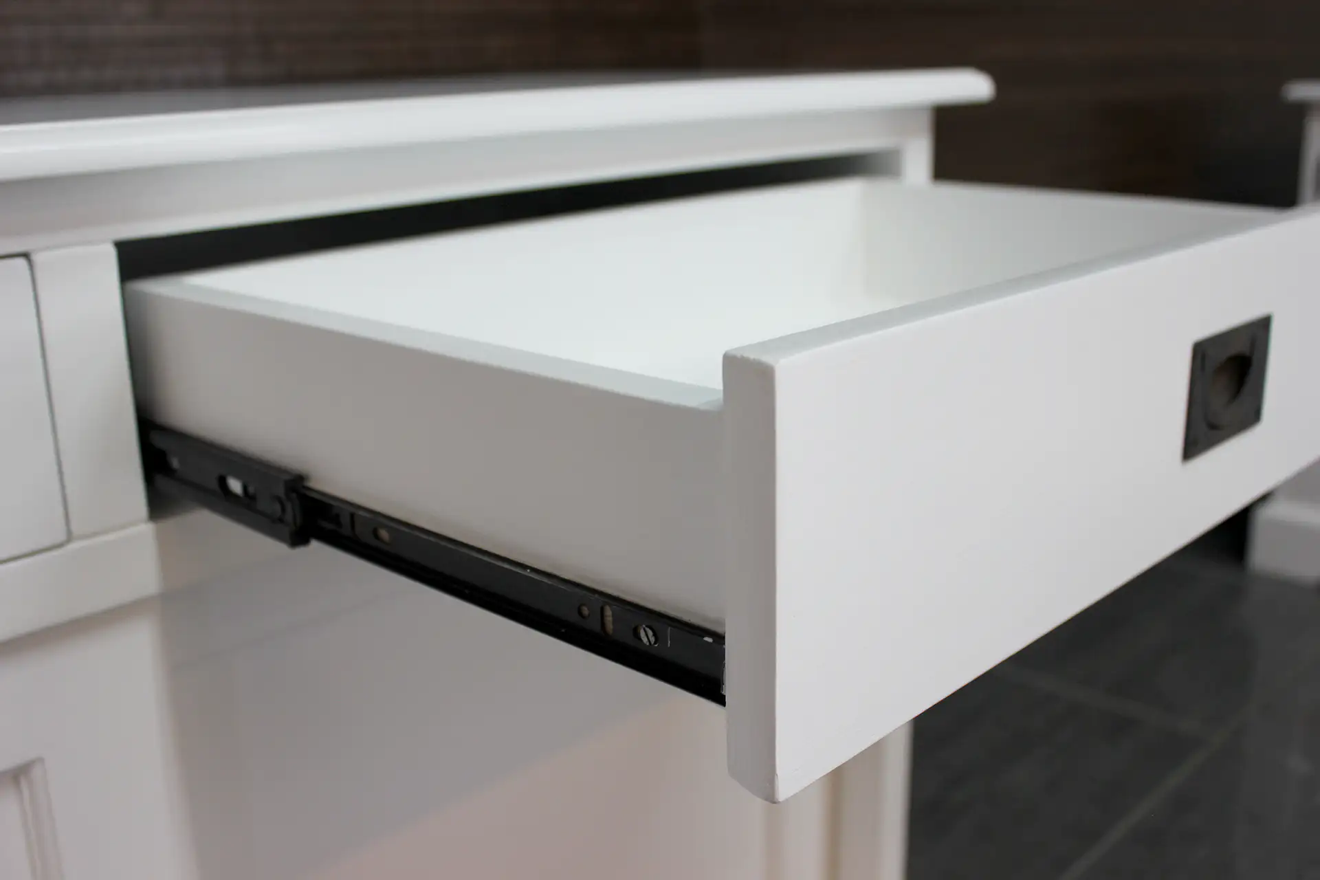 Cerah D115-220L SW | modern wit dressoir met schuifdeuren Modern wit dressoir met schuifdeuren en lades. Dressoir wit in combinatie authentieke, klassieke elementen en moderne stijl - TEAK2.