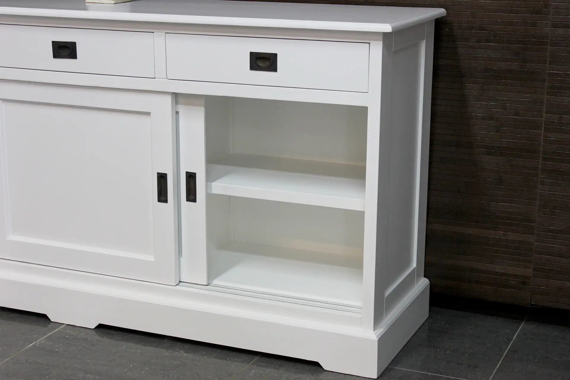 Cerah D115-220L SW | modern wit dressoir met schuifdeuren Modern wit dressoir met schuifdeuren en lades. Dressoir wit in combinatie authentieke, klassieke elementen en moderne stijl - TEAK2.