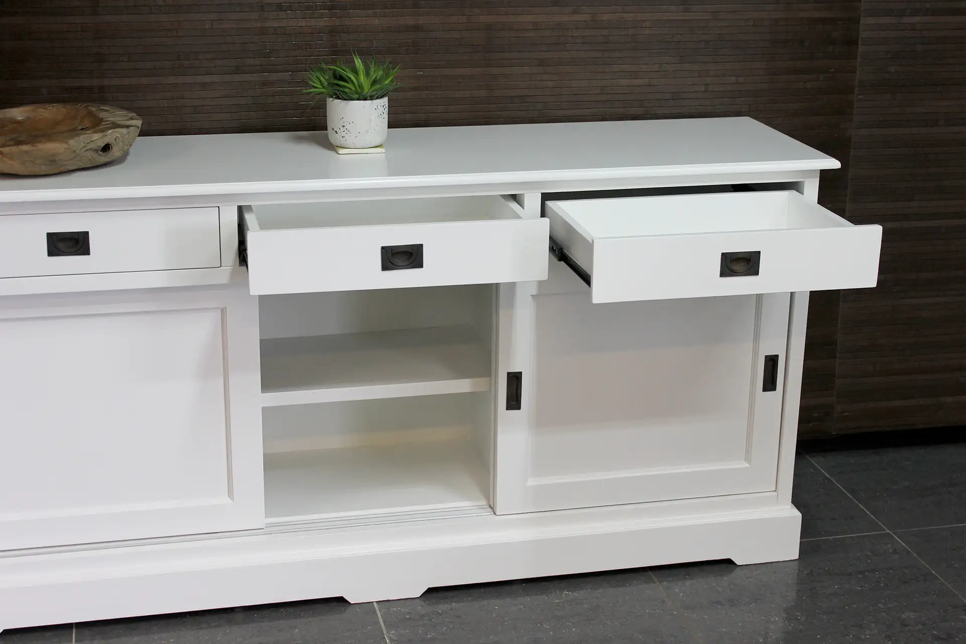 Cerah D115-220L SW | modern wit dressoir met schuifdeuren Modern wit dressoir met schuifdeuren en lades. Dressoir wit in combinatie authentieke, klassieke elementen en moderne stijl - TEAK2.