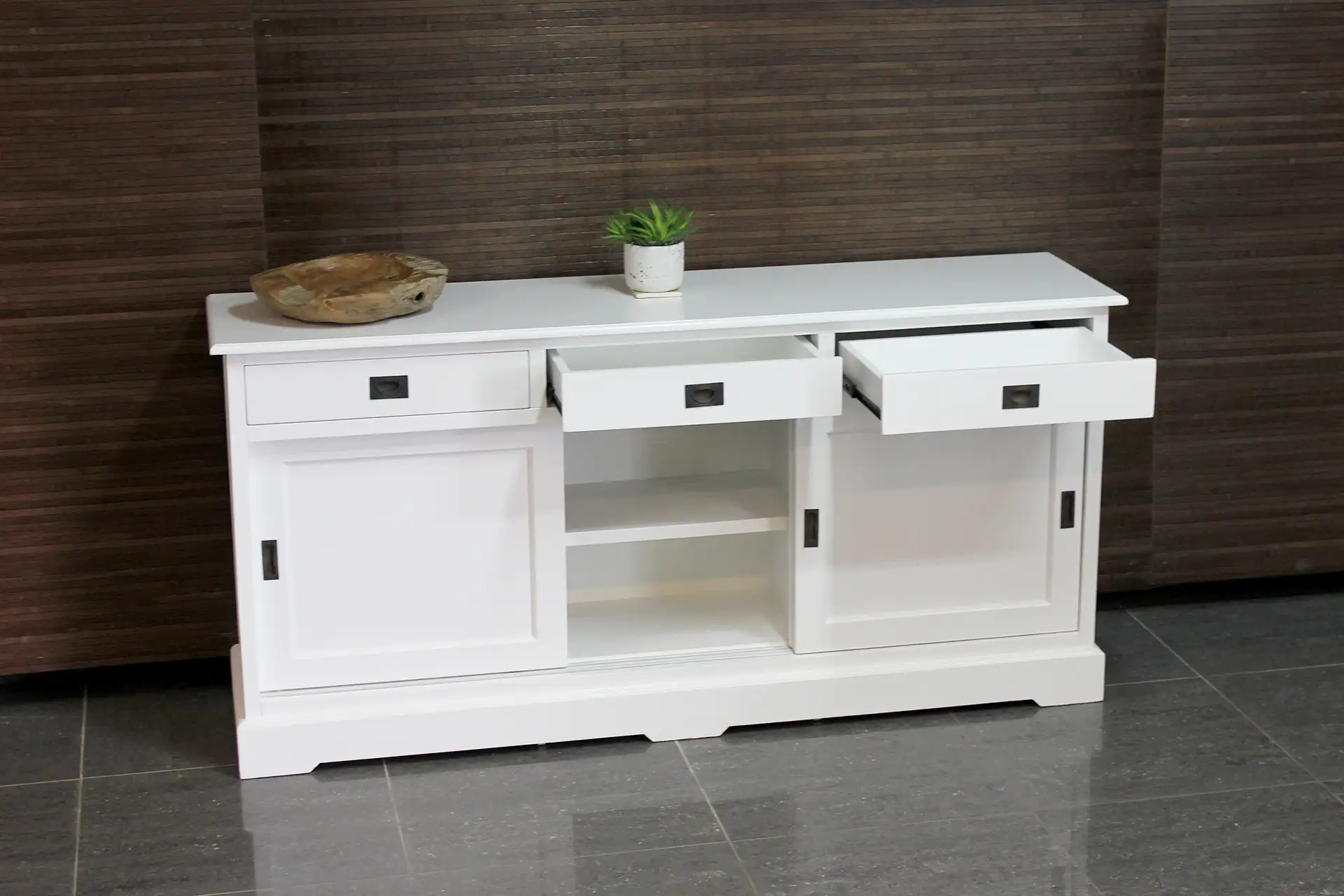 Cerah D115-220L SW | modern wit dressoir met schuifdeuren Modern wit dressoir met schuifdeuren en lades. Dressoir wit in combinatie authentieke, klassieke elementen en moderne stijl - TEAK2.