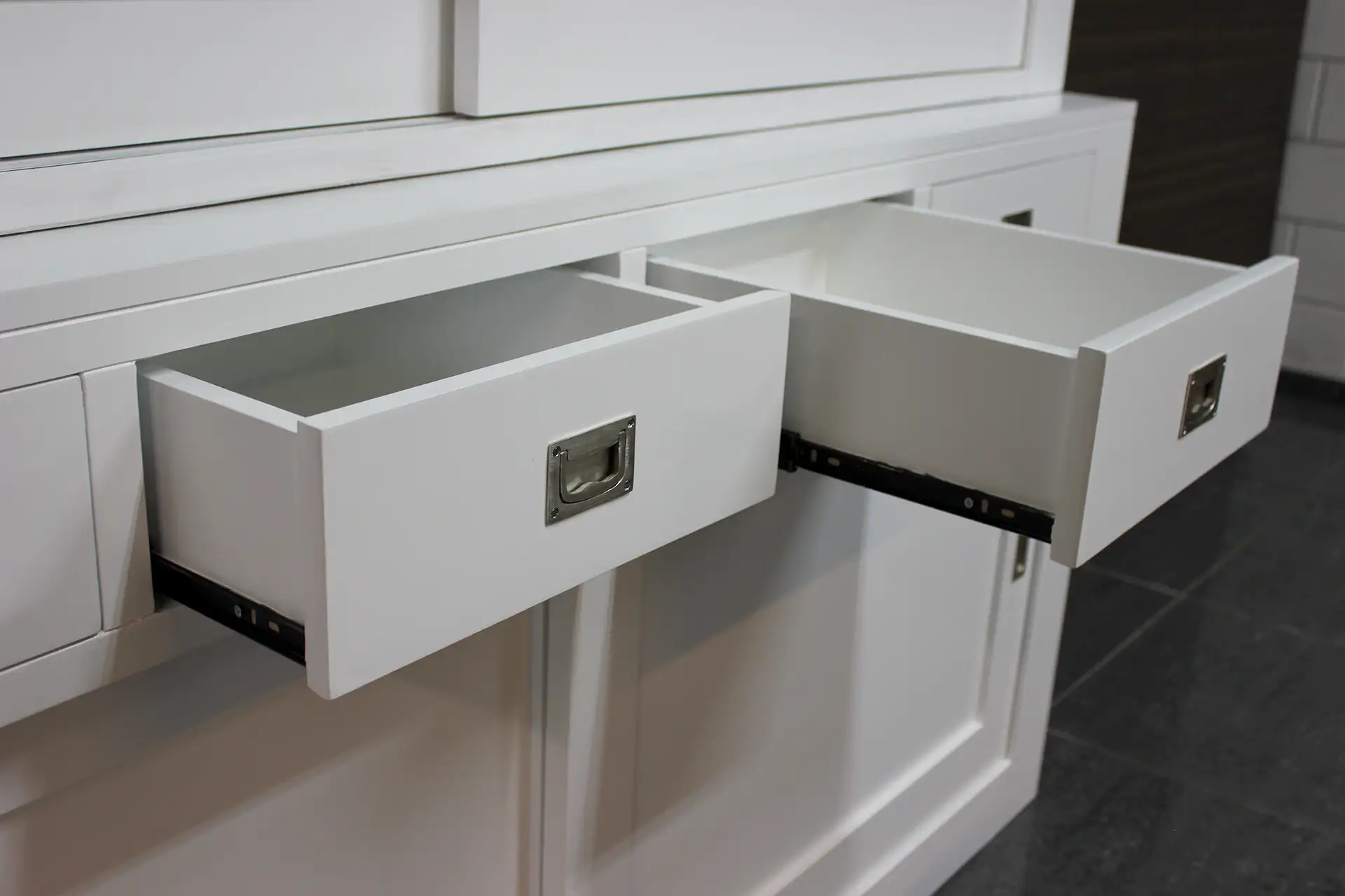 Corak 120-300L SW | witte moderne buffetkast in RAL 9016 Witte moderne buffetkast in RAL 9016. Design buffetkasten & vitrinekasten voor strak, industrieel of modern interieur - meubelen TEAK2.