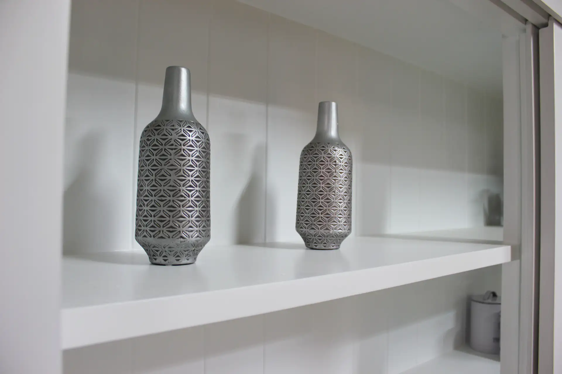 Corak 120-300L SW | witte moderne buffetkast in RAL 9016 Witte moderne buffetkast in RAL 9016. Design buffetkasten & vitrinekasten voor strak, industrieel of modern interieur - meubelen TEAK2.